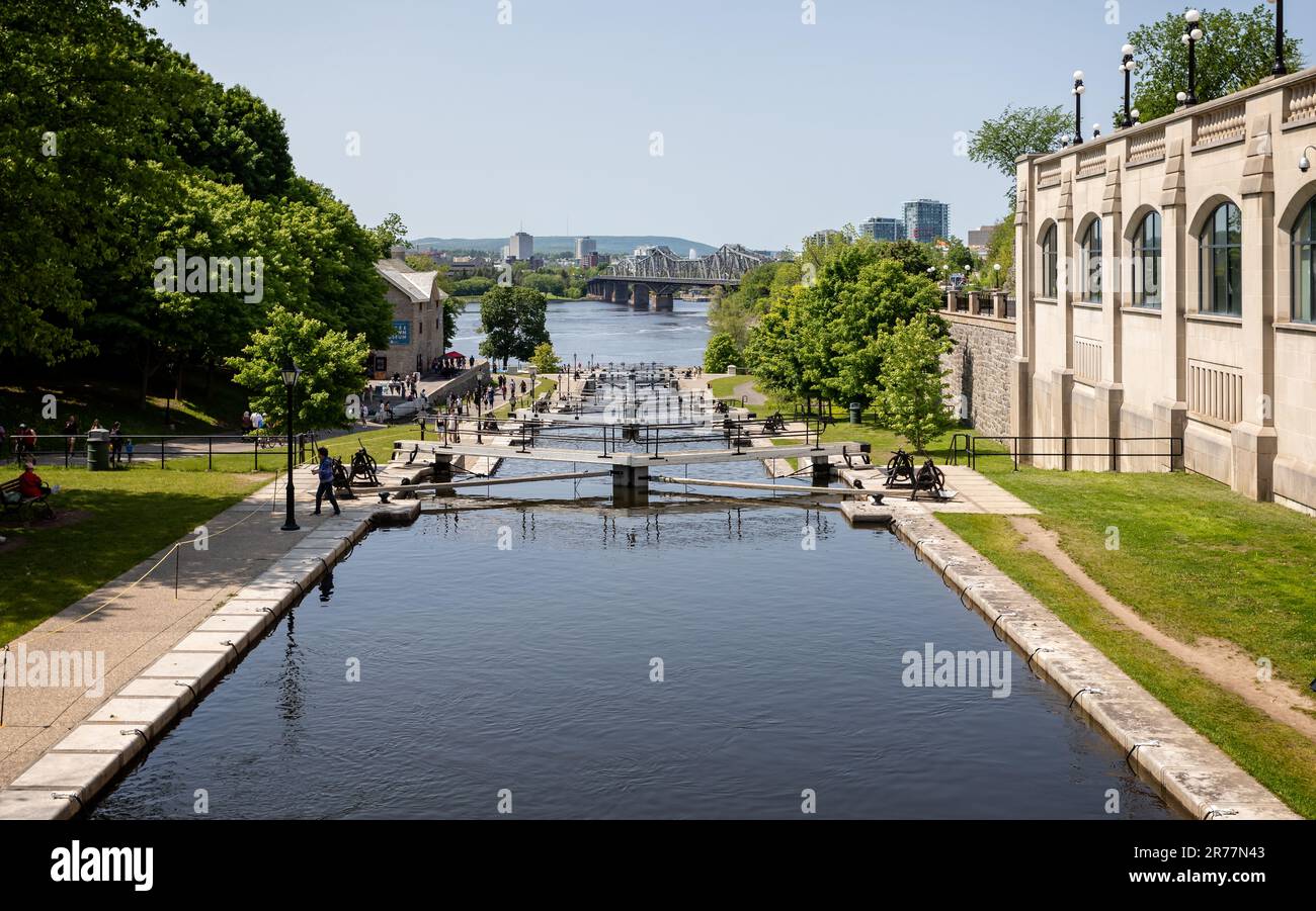 Vol d'écluses sur le canal Rideau le long de l'hôtel Fairmont Château Laurier à Ottawa (Ontario), Canada, le 27 mai 2023 Banque D'Images