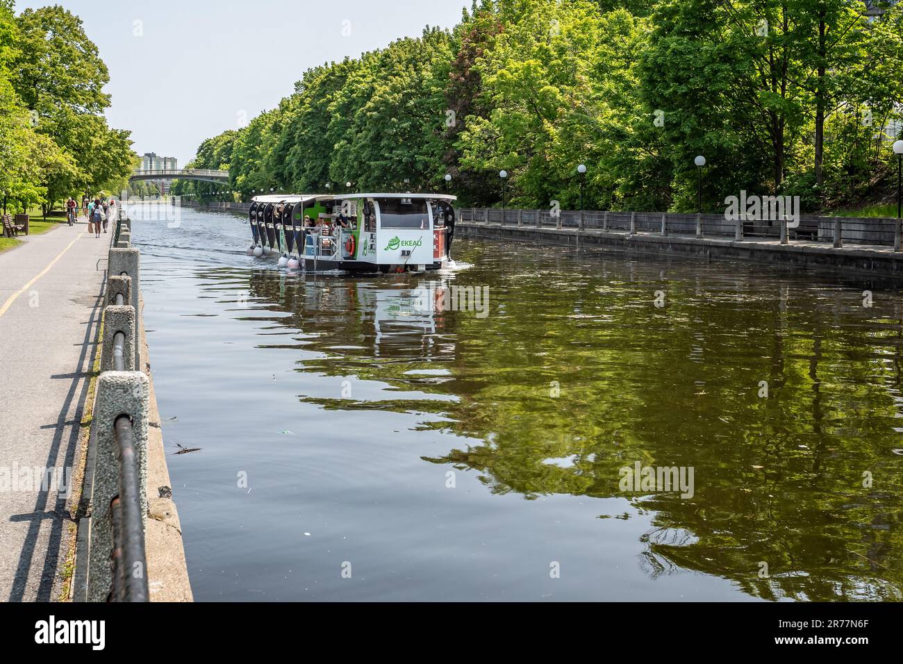 Bateau-tour sur le canal Rideau près de la colline du Parlement, Ottawa (Ontario), Canada, le 27 mai 2023 Banque D'Images