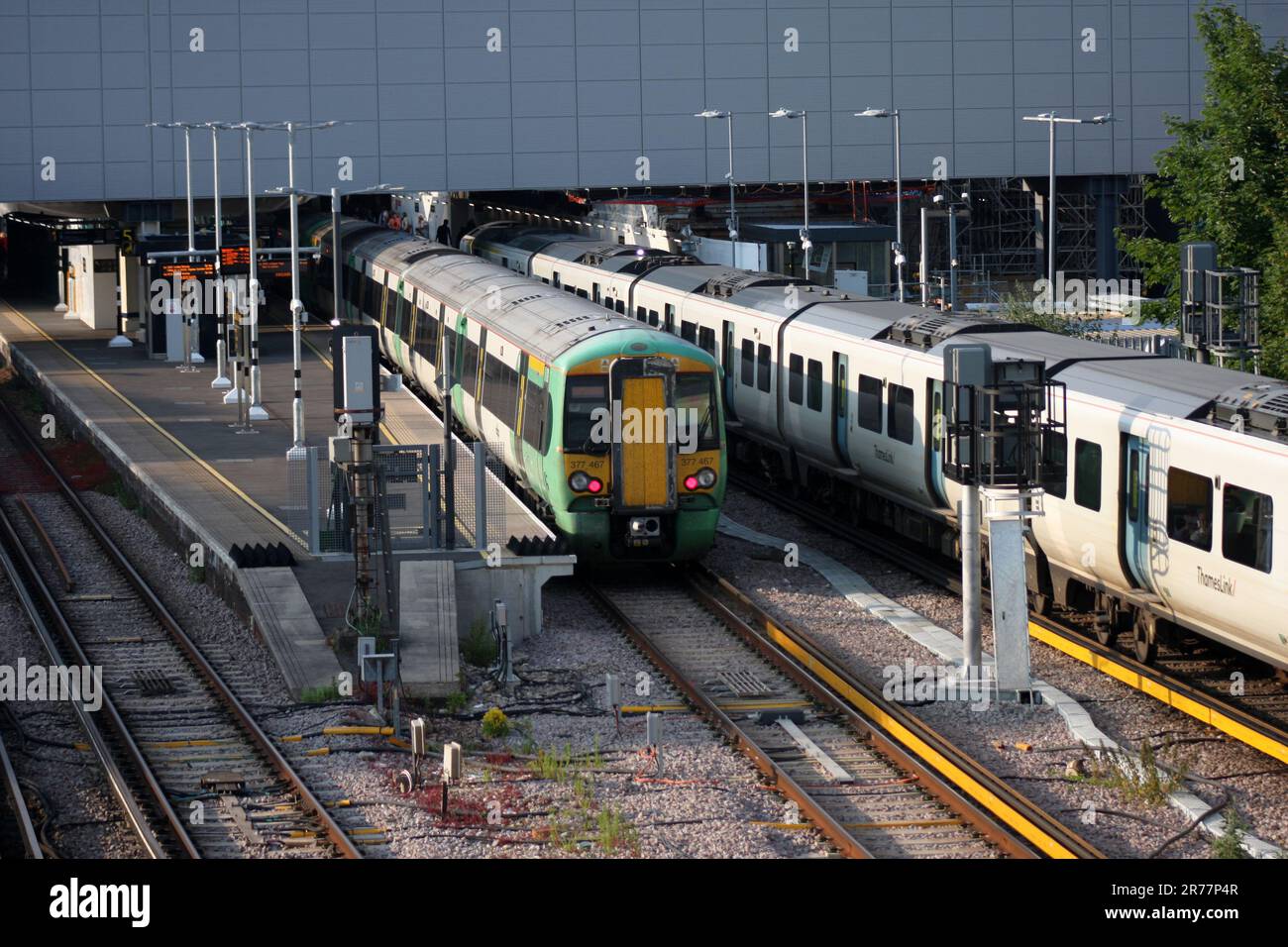 Trains Southern Rail et Thameslink à la gare de l'aéroport de Londres Gatwick Banque D'Images