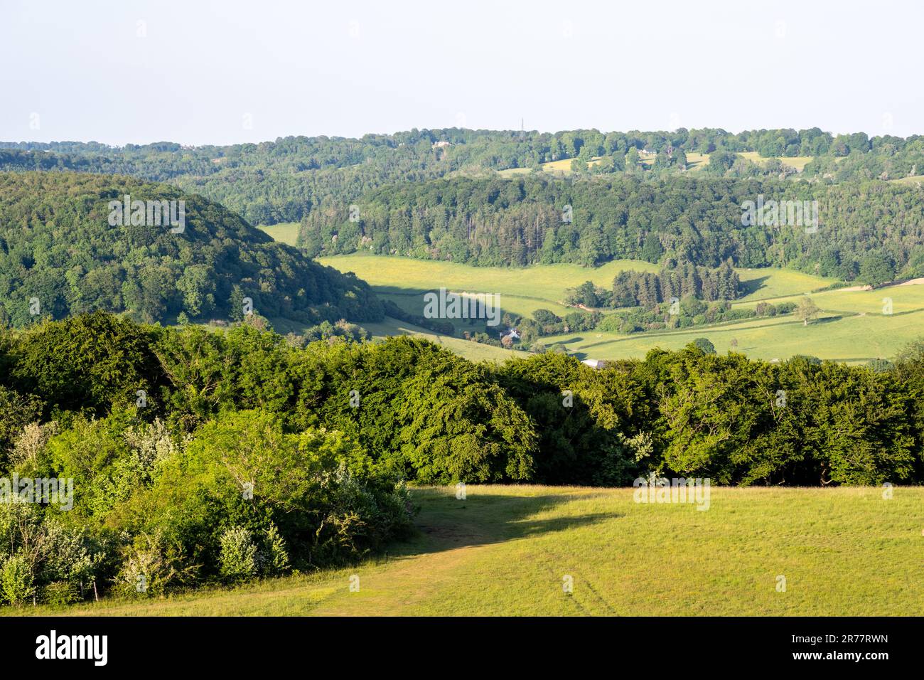 Les terres agricoles et les bois couvrent les collines du Cotswolds Edge, au nord de Nibley, dans le Gloucestershire. Banque D'Images