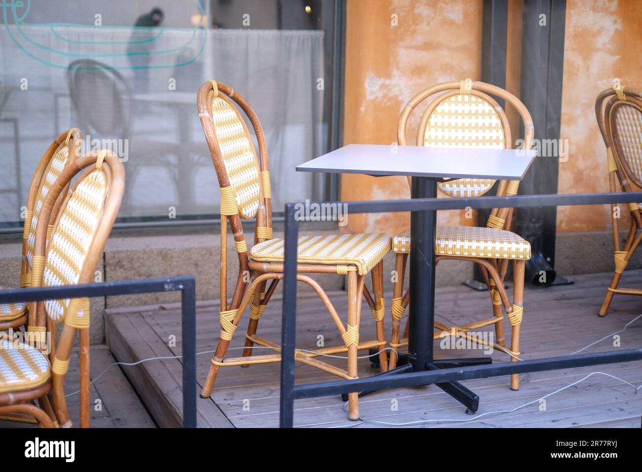 Terrasse d'été du restaurant par temps clair. Table près du restaurant en gros plan Banque D'Images