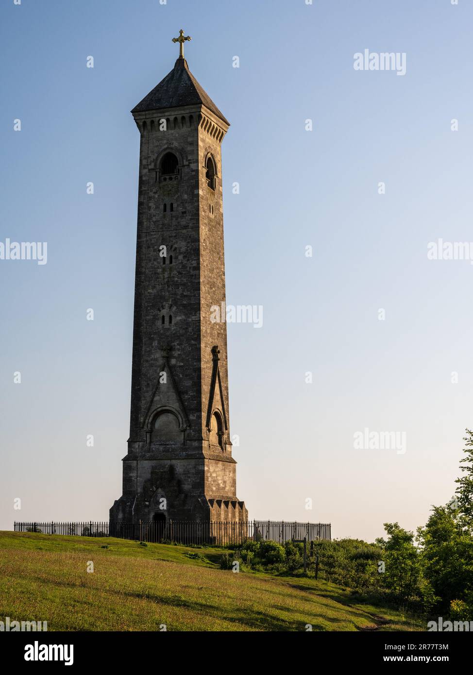 Le soleil du soir brille sur le monument Tyndale à North Nibley sur les collines Cotswolds Edge de Gloucestershire. Banque D'Images