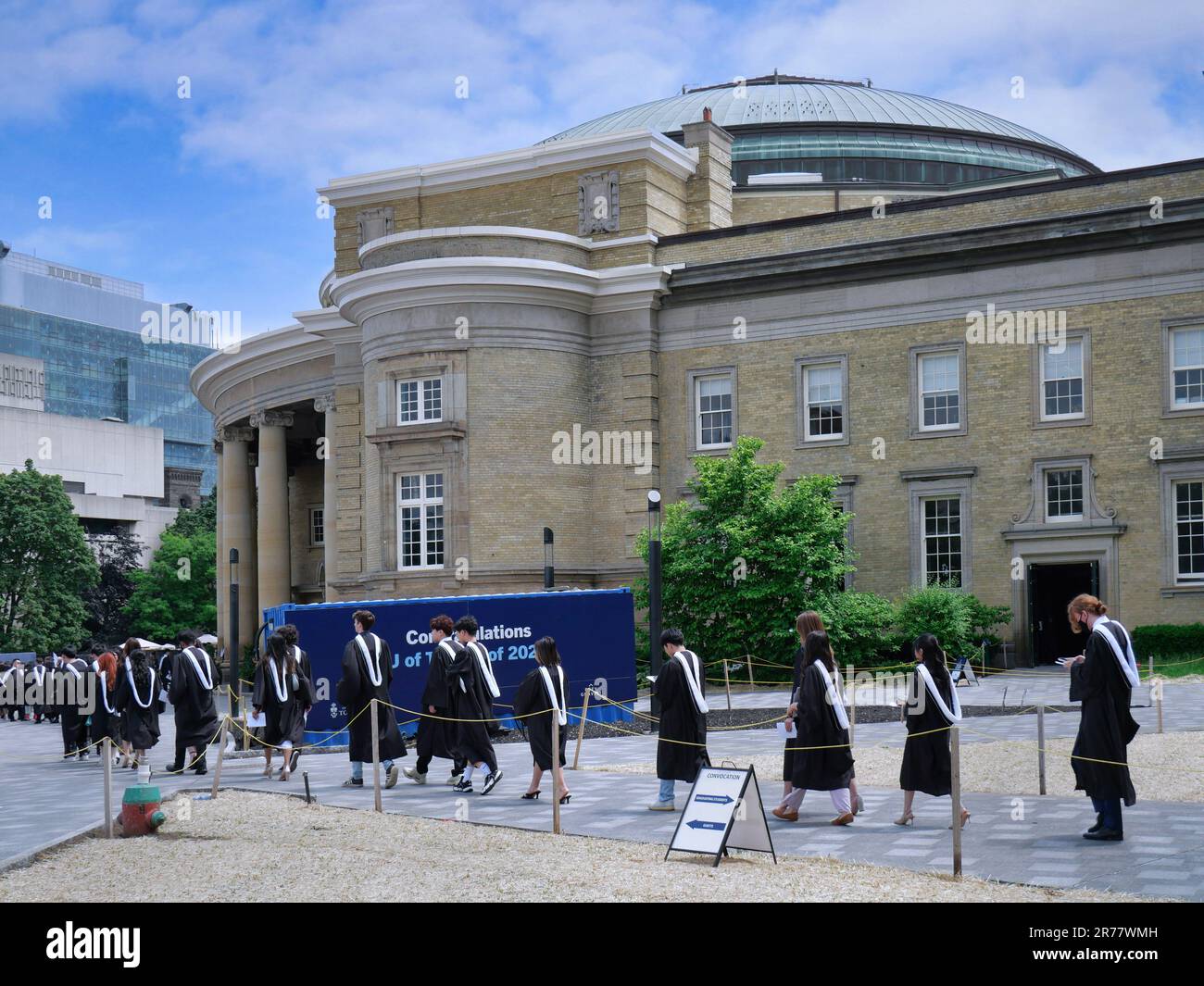 Un cortège d'étudiants diplômés dans des robes universitaires formelles vont recevoir leurs diplômes Banque D'Images