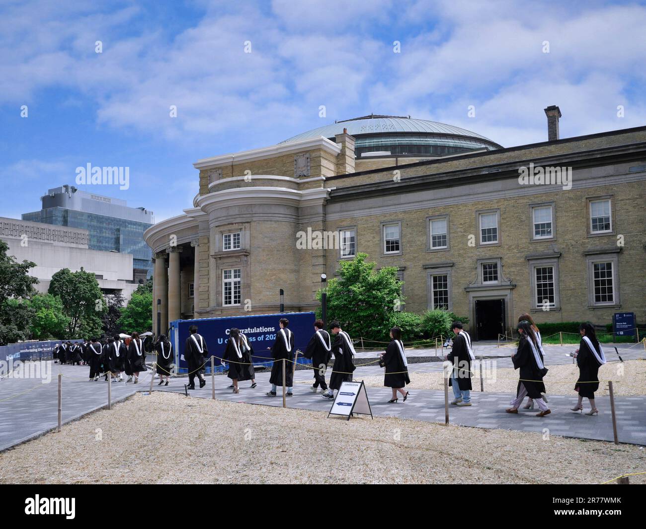 Un cortège d'étudiants diplômés dans des robes universitaires formelles vont recevoir leurs diplômes Banque D'Images