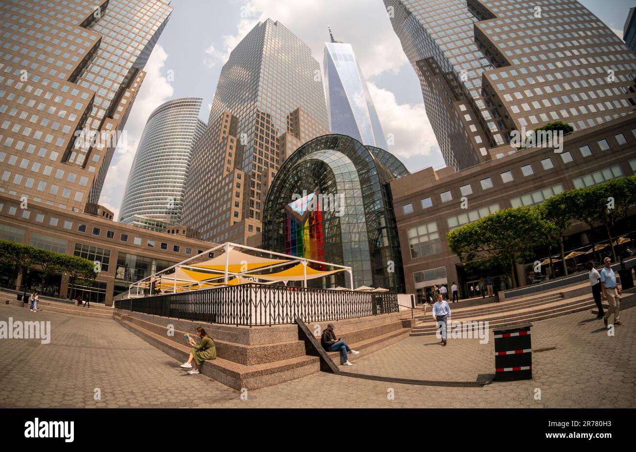 Pour célébrer la fierté gay, des panneaux colorés au-dessus de la fenêtre du jardin d'hiver de Brookfield place à Lower Manhattan New York forment un drapeau de fierté progressiste géant, vu jeudi, 8 juin 2023. (© Richard B. Levine) Banque D'Images