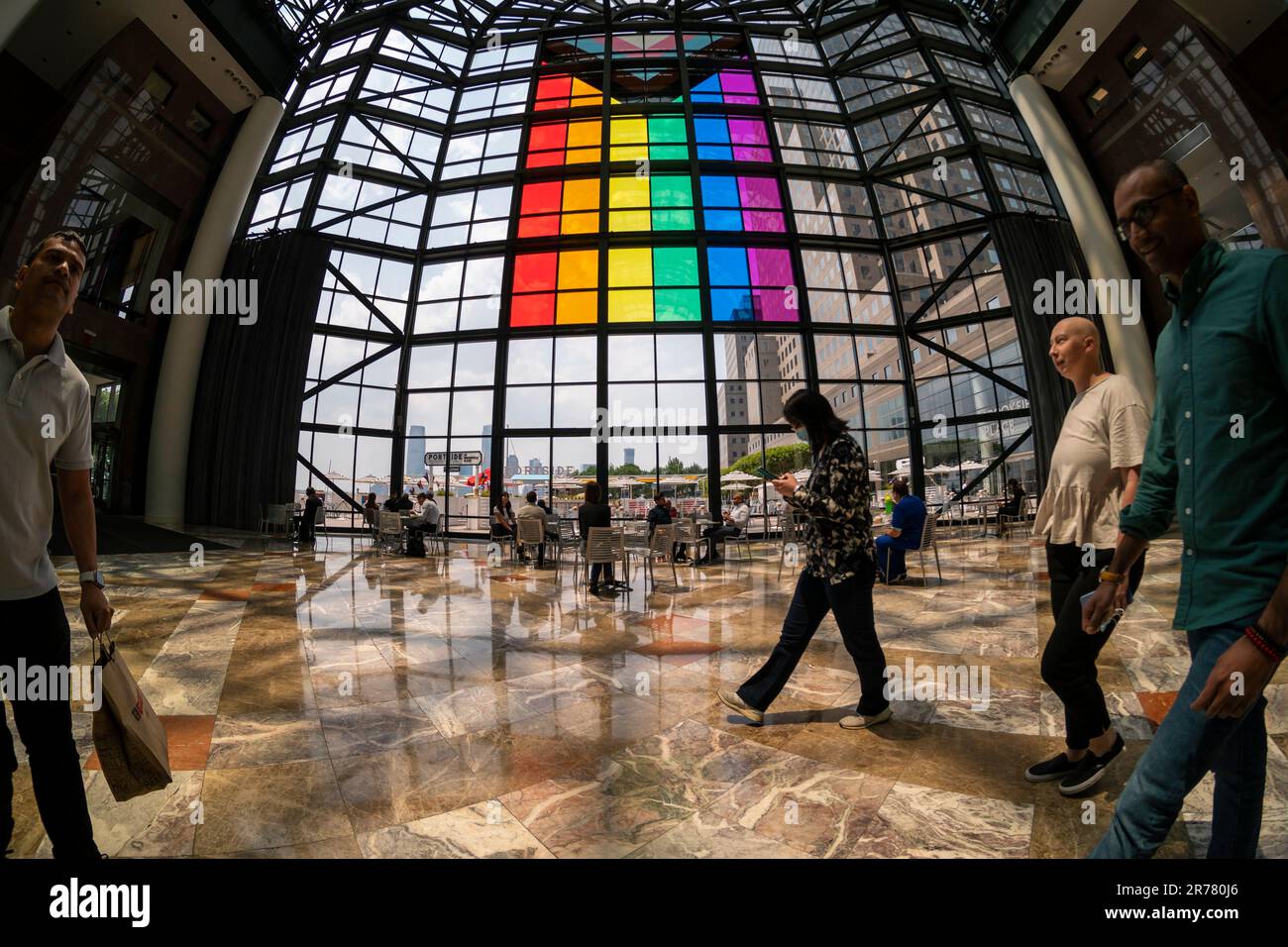 Pour célébrer la fierté gay, des panneaux colorés au-dessus de la fenêtre du jardin d'hiver de Brookfield place à Lower Manhattan New York forment un drapeau de fierté progressiste géant, vu jeudi, 8 juin 2023. (© Richard B. Levine) Banque D'Images