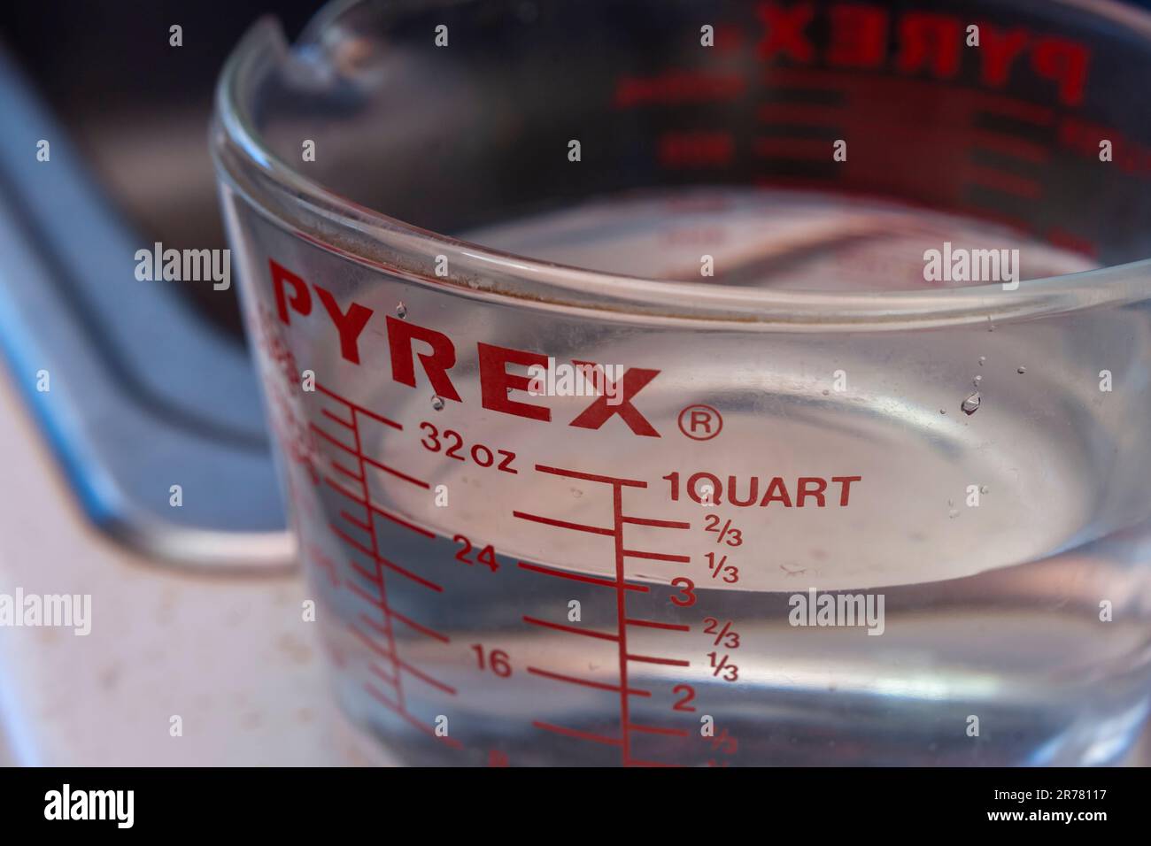 Pichet de mesure en verre de marque Pyrex dans une cuisine de New York  mardi, 13 juin 2023. Instant Brands, le fabricant de Pyrex, Corelle,  Instant Pot et une foule d'autres marques