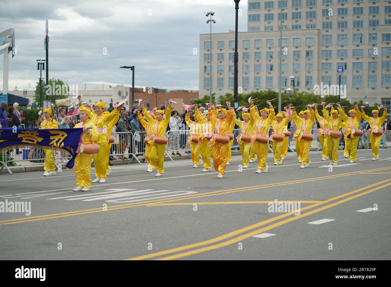 NEW YORK le 18 JUIN 2022 les participants défilent lors de la parade annuelle de la sirène