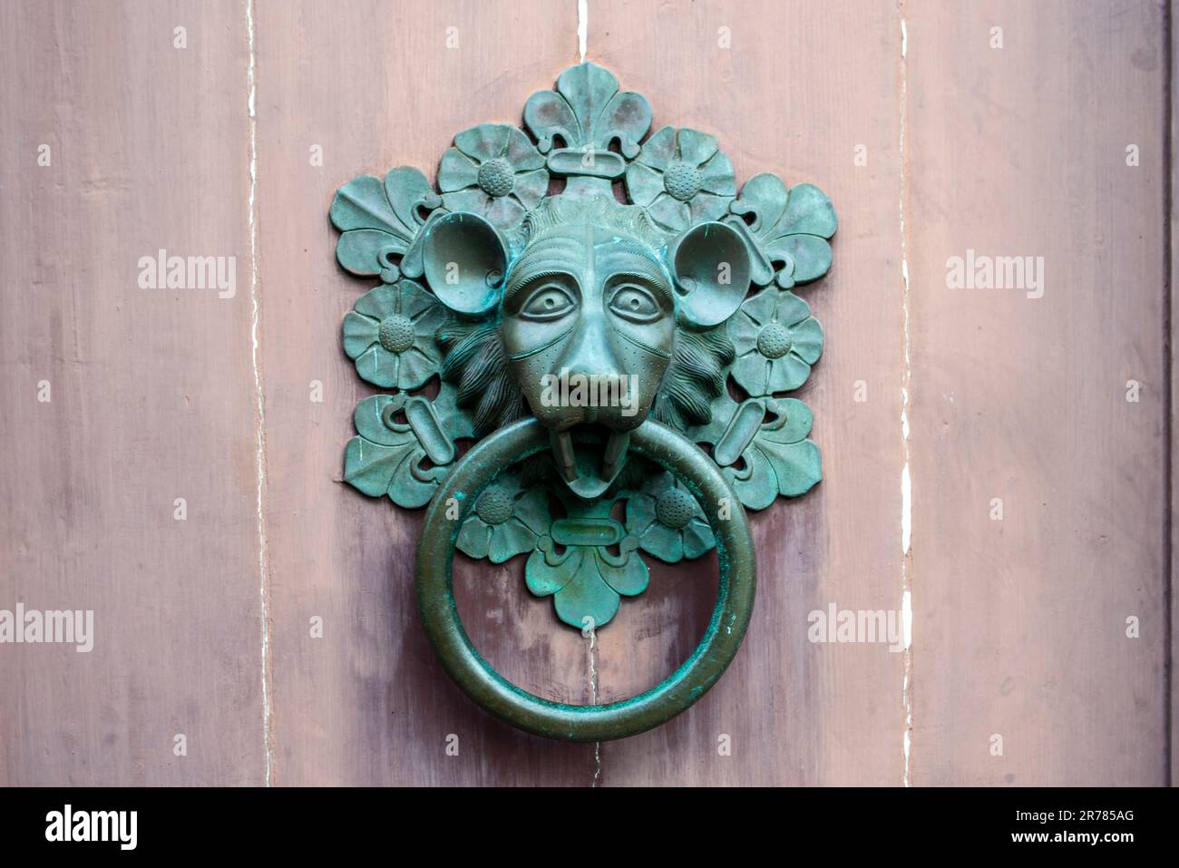 Knocker de porte de lionface en laiton sur churchdoor. Banque D'Images
