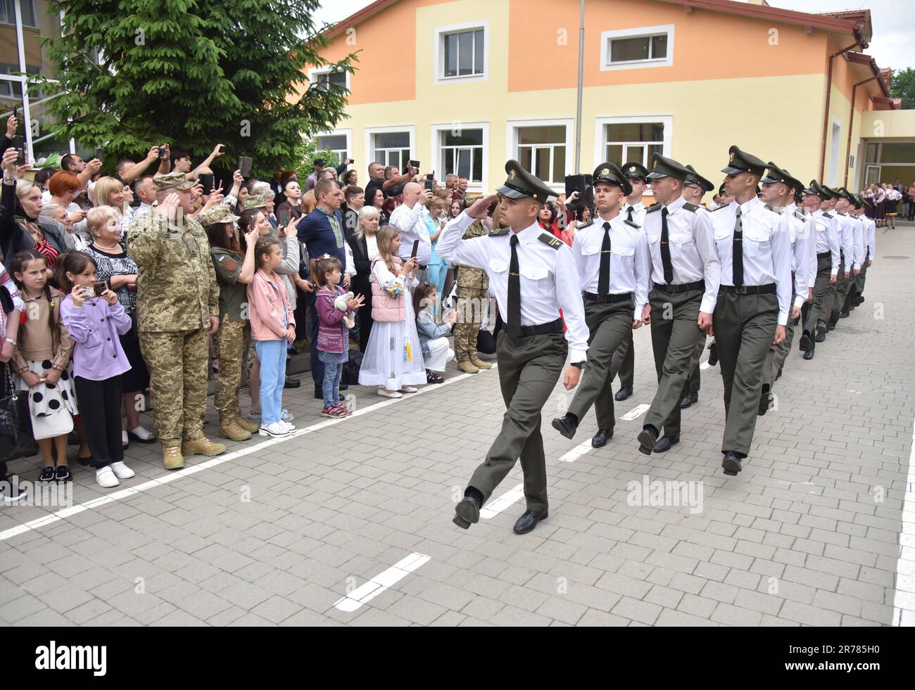 Les cadets marchent lors de la cérémonie de remise des diplômes à l'Heroes Krut Lyceum à Lviv. Les héros Krut Lyceum ont amélioré l'entraînement physique militaire, et ils ont célébré leur graduation des cadets en 147. Ce lyceum est une institution spécialisée unique d'enseignement secondaire des II-III degrés du profil militaire pour l'éducation des enfants à partir de 13 ans. C'est le lien principal du système d'éducation militaire de l'Ukraine, parce que ses diplômés deviennent des cadets des établissements d'enseignement militaire supérieur des structures du secteur de la sécurité et de la défense de l'État. Banque D'Images