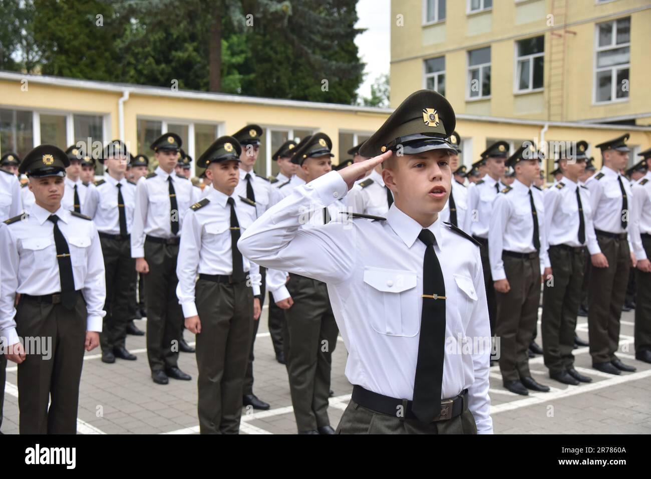 Remise des prix de remise des diplômes aux cadets lors de la cérémonie de remise des diplômes au Heroes Krut Lyceum à Lviv. Les héros Krut Lyceum ont amélioré l'entraînement physique militaire, et ils ont célébré leur graduation des cadets en 147. Ce lyceum est une institution spécialisée unique d'enseignement secondaire des II-III degrés du profil militaire pour l'éducation des enfants à partir de 13 ans. C'est le lien principal du système d'éducation militaire de l'Ukraine, parce que ses diplômés deviennent des cadets des établissements d'enseignement militaire supérieur des structures du secteur de la sécurité et de la défense de l'État. (Pho Banque D'Images