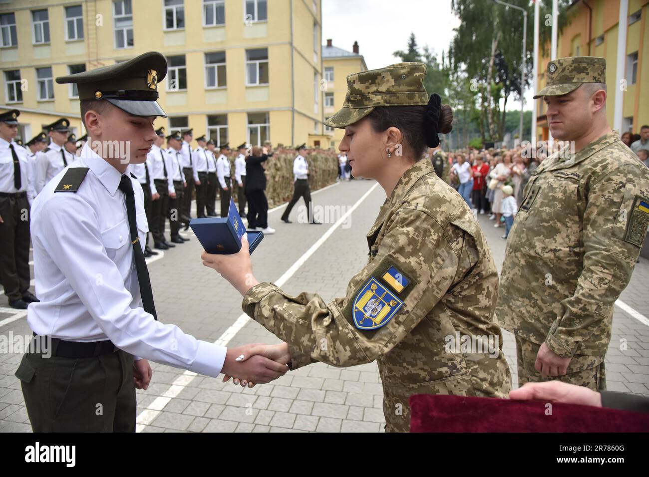 Remise des prix de remise des diplômes aux cadets lors de la cérémonie de remise des diplômes au Heroes Krut Lyceum à Lviv. Les héros Krut Lyceum ont amélioré l'entraînement physique militaire, et ils ont célébré leur graduation des cadets en 147. Ce lyceum est une institution spécialisée unique d'enseignement secondaire des II-III degrés du profil militaire pour l'éducation des enfants à partir de 13 ans. C'est le lien principal du système d'éducation militaire de l'Ukraine, parce que ses diplômés deviennent des cadets des établissements d'enseignement militaire supérieur des structures du secteur de la sécurité et de la défense de l'État. (Pho Banque D'Images