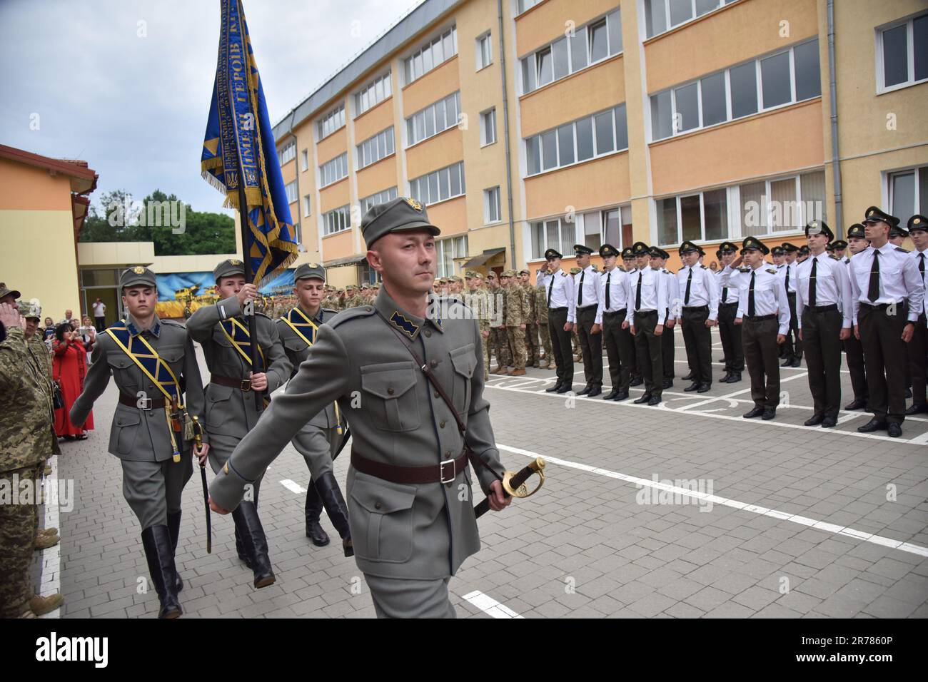 Cadets vus lors de la cérémonie de remise des diplômes au Heroes Krut Lyceum à Lviv. Les héros Krut Lyceum ont amélioré l'entraînement physique militaire, et ils ont célébré leur graduation des cadets en 147. Ce lyceum est une institution spécialisée unique d'enseignement secondaire des II-III degrés du profil militaire pour l'éducation des enfants à partir de 13 ans. C'est le lien principal du système d'éducation militaire de l'Ukraine, parce que ses diplômés deviennent des cadets des établissements d'enseignement militaire supérieur des structures du secteur de la sécurité et de la défense de l'État. (Photo de Pavlo Palamarchuk/SO Banque D'Images