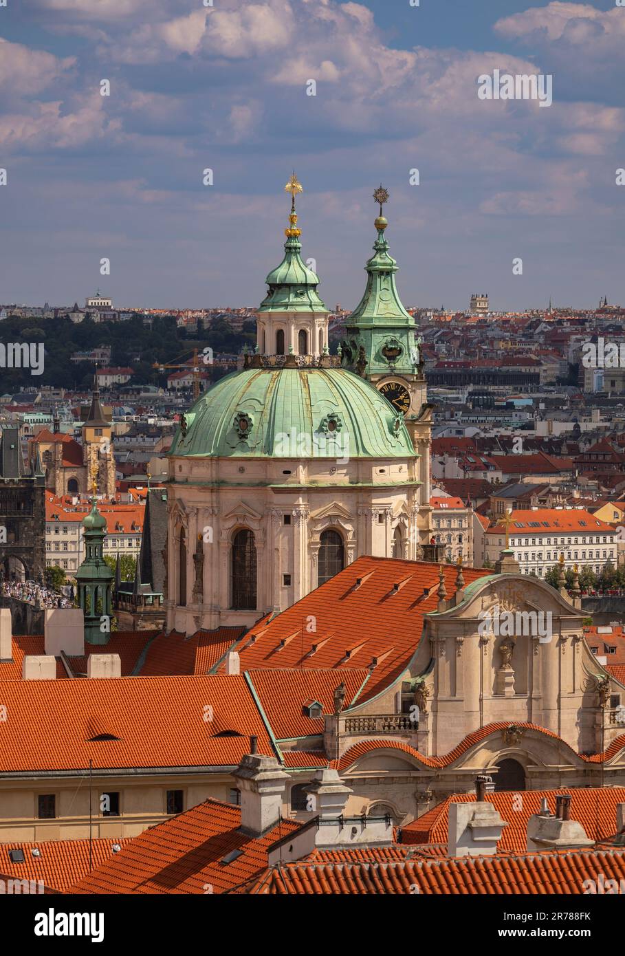 PRAGUE, RÉPUBLIQUE TCHÈQUE, EUROPE - ST. L'église Nicholas, une église baroque dans la petite ville de Prague, et vue sur la ville. Banque D'Images