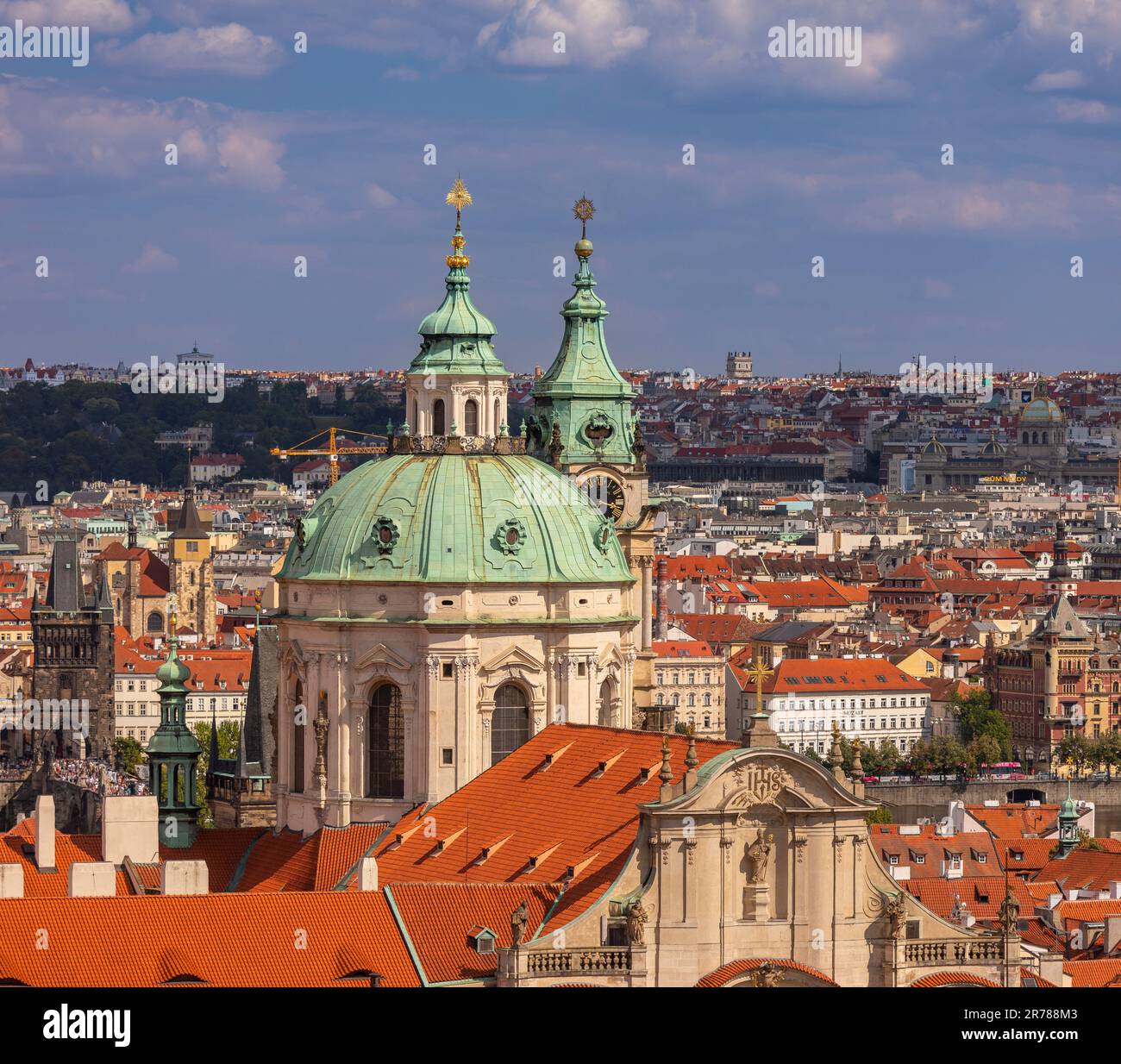 PRAGUE, RÉPUBLIQUE TCHÈQUE, EUROPE - ST. L'église Nicholas, une église baroque dans la petite ville de Prague, et vue sur la ville. Banque D'Images