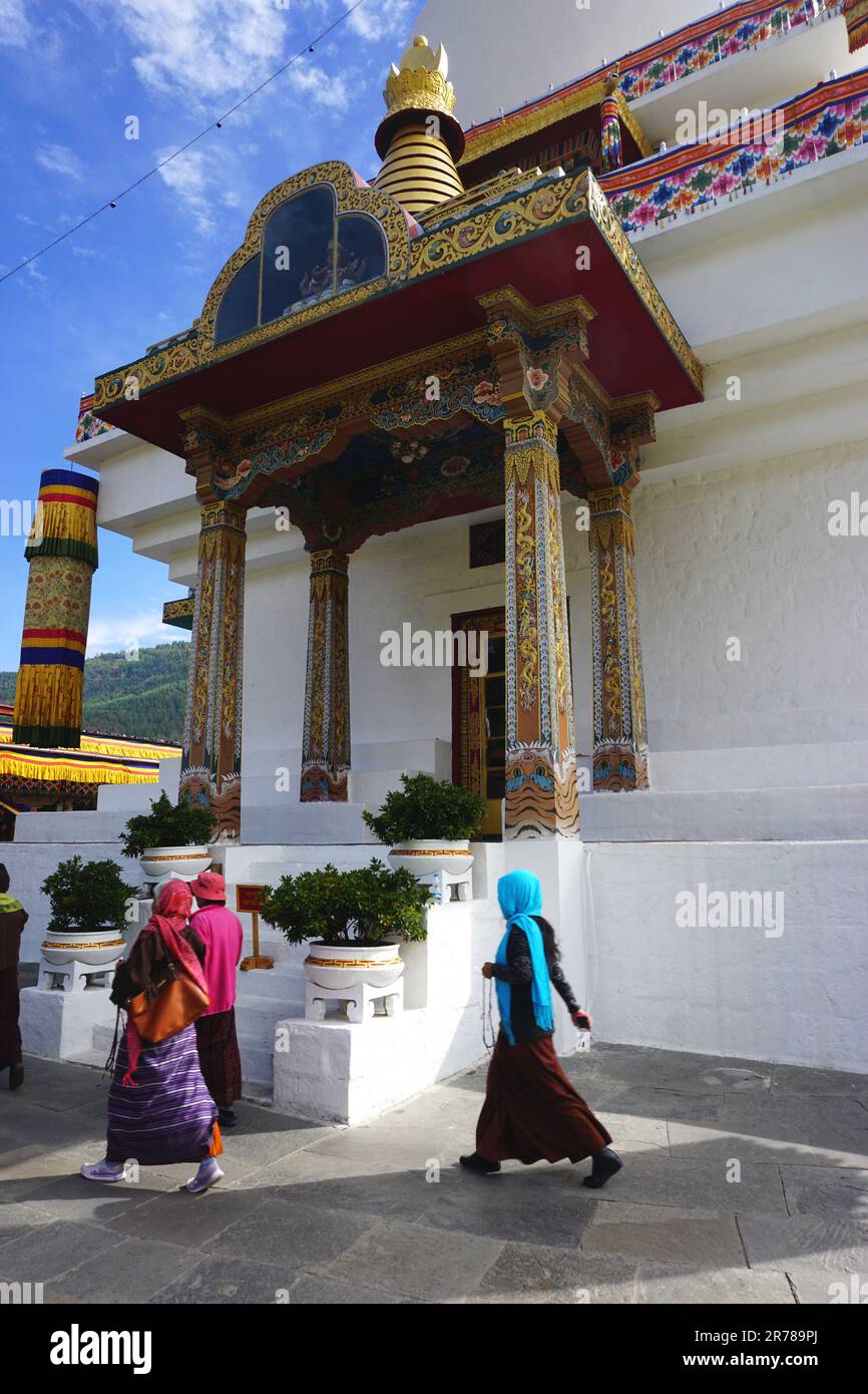 Les dévotés bouddhistes, portant des cordes de perles de prière, récitent les prières pendant qu'ils marchent autour du chorten commémoratif national (stupa), à Thimphu, Bhoutan. Banque D'Images