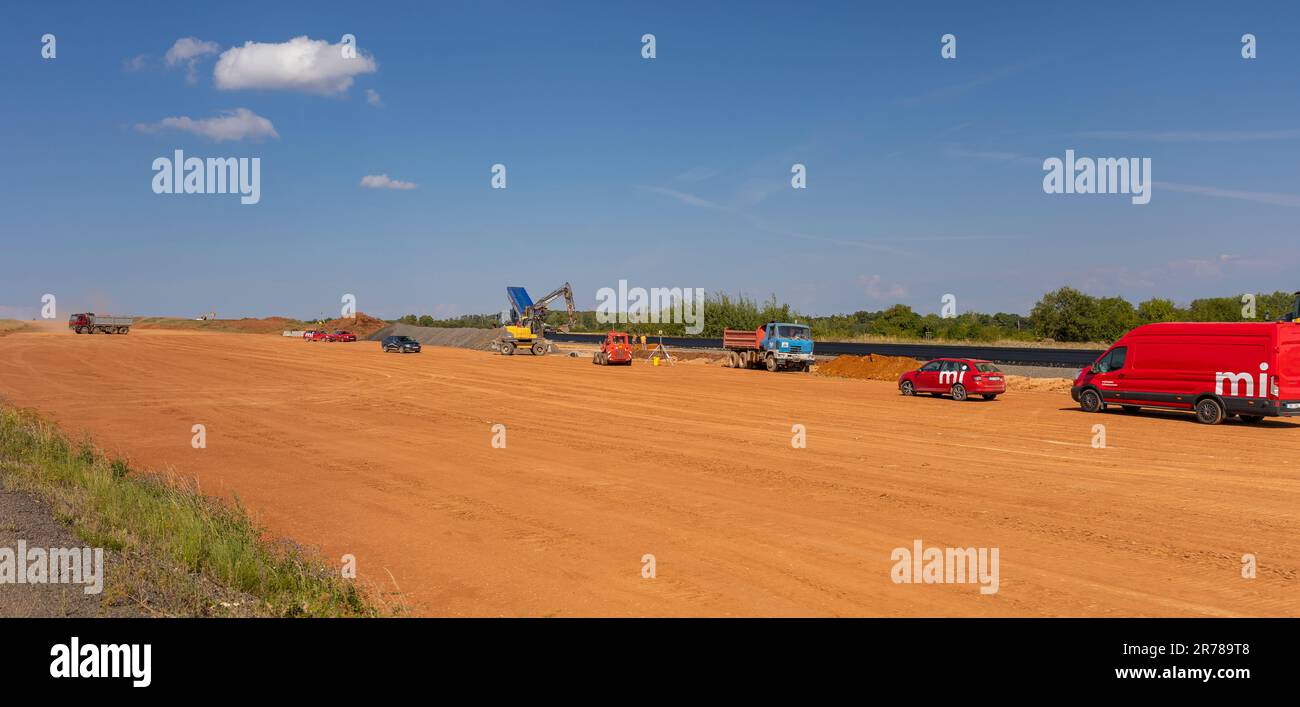 RÉPUBLIQUE TCHÈQUE, EUROPE - Bâtiment de route en zone rurale sur la route 6, au nord de Rakovnik. Banque D'Images