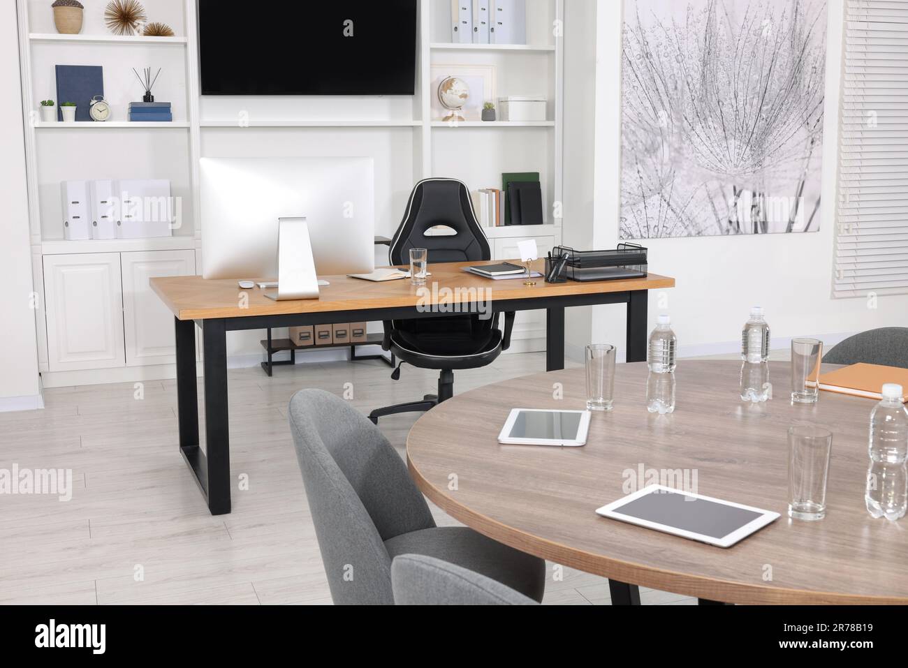 Bureau élégant avec mobilier confortable et zone tv. Design intérieur Photo  Stock - Alamy