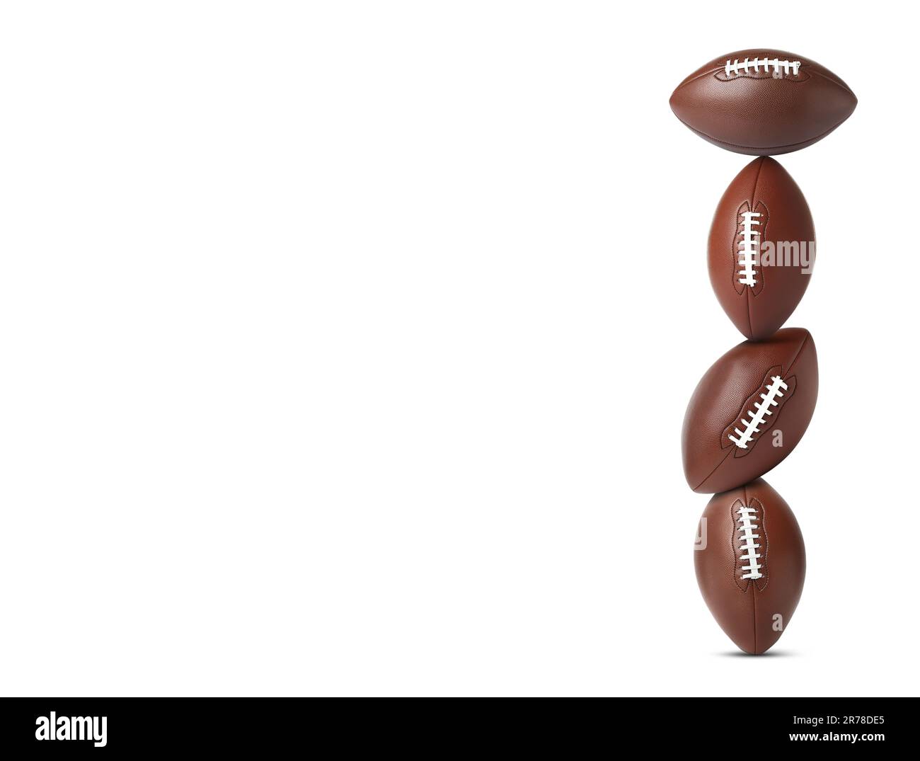 Pile de ballons de football américain sur fond blanc. Espace pour le texte Banque D'Images