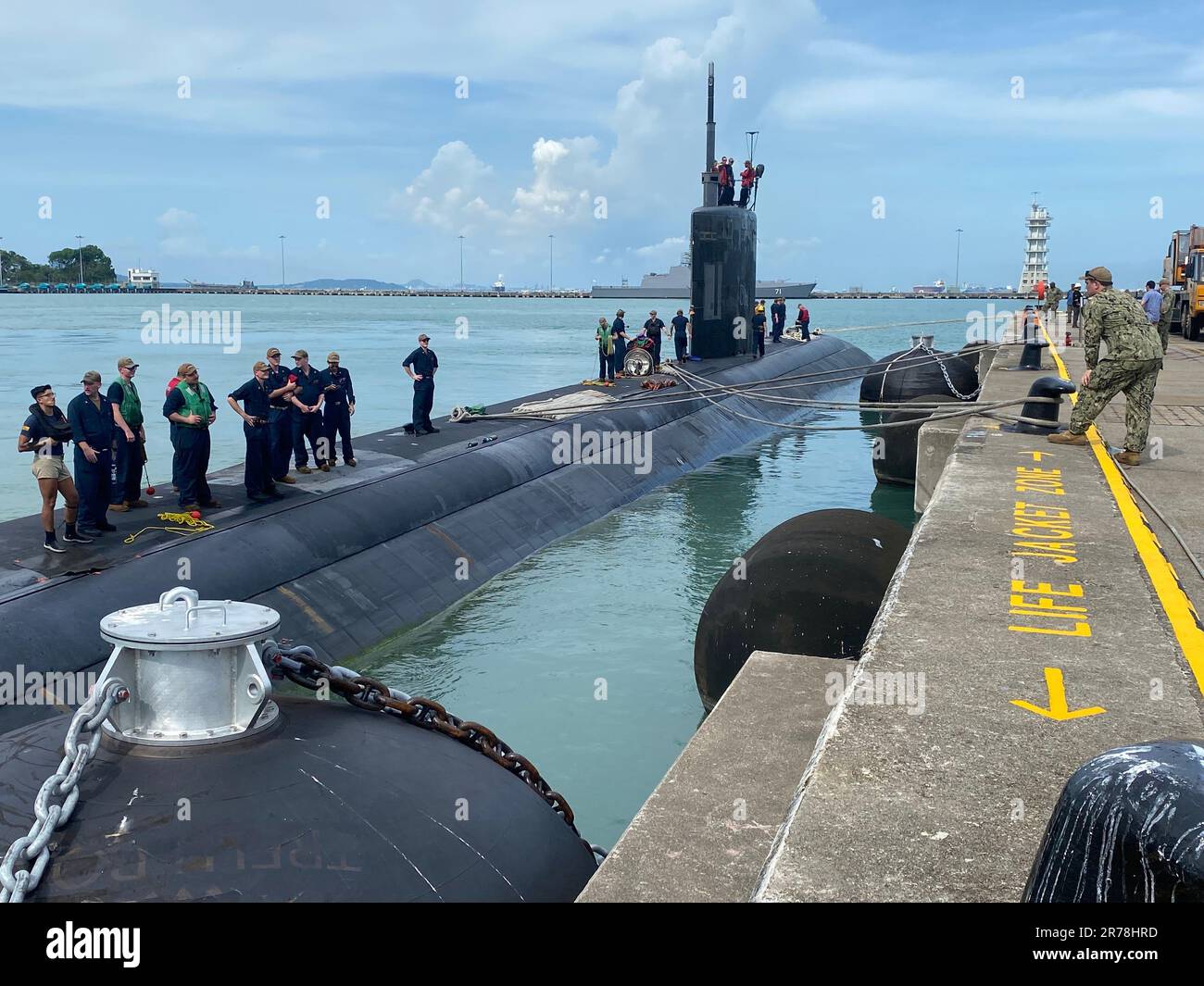 CHANGI, République de Singapour (25 avril 2023) des marins affectés au sous-marin de classe Los Angeles USS Columbia (SSN 771) parlent avec le personnel à terre à la base navale de Changi, Singapour, lors d'une visite programmée du port, 25 avril. Columbia est domiciliaire à la base conjointe Pearl Harbor-Hickam, à Hawaï, et est en cours de déploiement dans la zone d'exploitation de la flotte américaine 7th, effectuant des opérations de sécurité maritime et soutenant les intérêts de sécurité nationale. (É.-U. Photo de la marine par le lieutenant Mohammad Issa) Banque D'Images