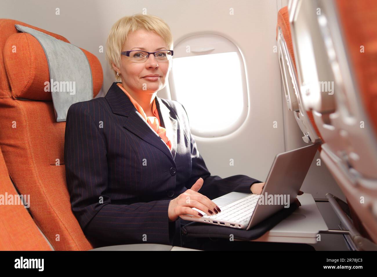 femme d'affaires posant avec un ordinateur portable à bord de l'avion dans la classe d'ecomy d'aeroflot Banque D'Images