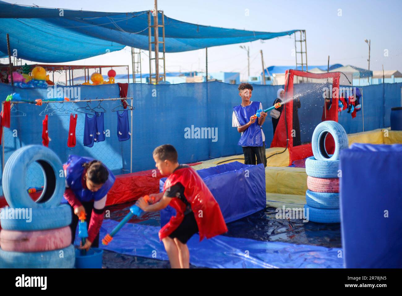 Gaza, Palestine. 12th juin 2023. Les enfants palestiniens s'affrontent avec des pistolets à eau lorsqu'ils jouent dans la première ville de jeux d'eau. Les hommes d'affaires palestiniens ont fondé la première ville de jeux d'eau de la bande de Gaza. Les Palestiniens ont souffert d'un manque de lieux de divertissement en raison du blocus israélien et des conditions économiques et politiques complexes rencontrées par les habitants de la bande de Gaza. Crédit : SOPA Images Limited/Alamy Live News Banque D'Images