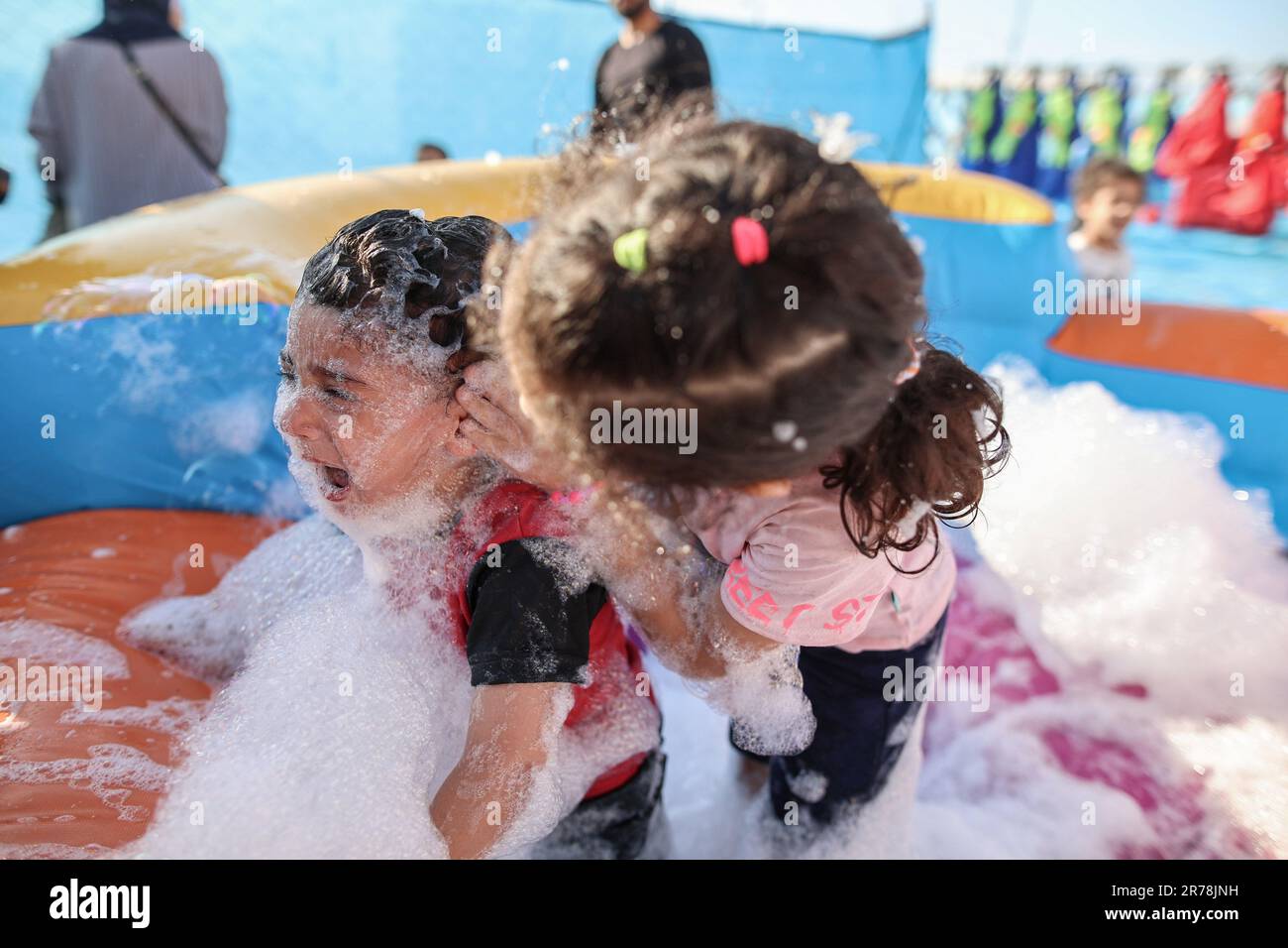 Gaza, Palestine. 12th juin 2023. Les enfants palestiniens jouent à la première ville de jeux aquatiques. Les hommes d'affaires palestiniens ont fondé la première ville de jeux d'eau de la bande de Gaza. Les Palestiniens ont souffert d'un manque de lieux de divertissement en raison du blocus israélien et des conditions économiques et politiques complexes rencontrées par les habitants de la bande de Gaza. (Photo par Ahmed Zakot/SOPA Images/Sipa USA) crédit: SIPA USA/Alay Live News Banque D'Images