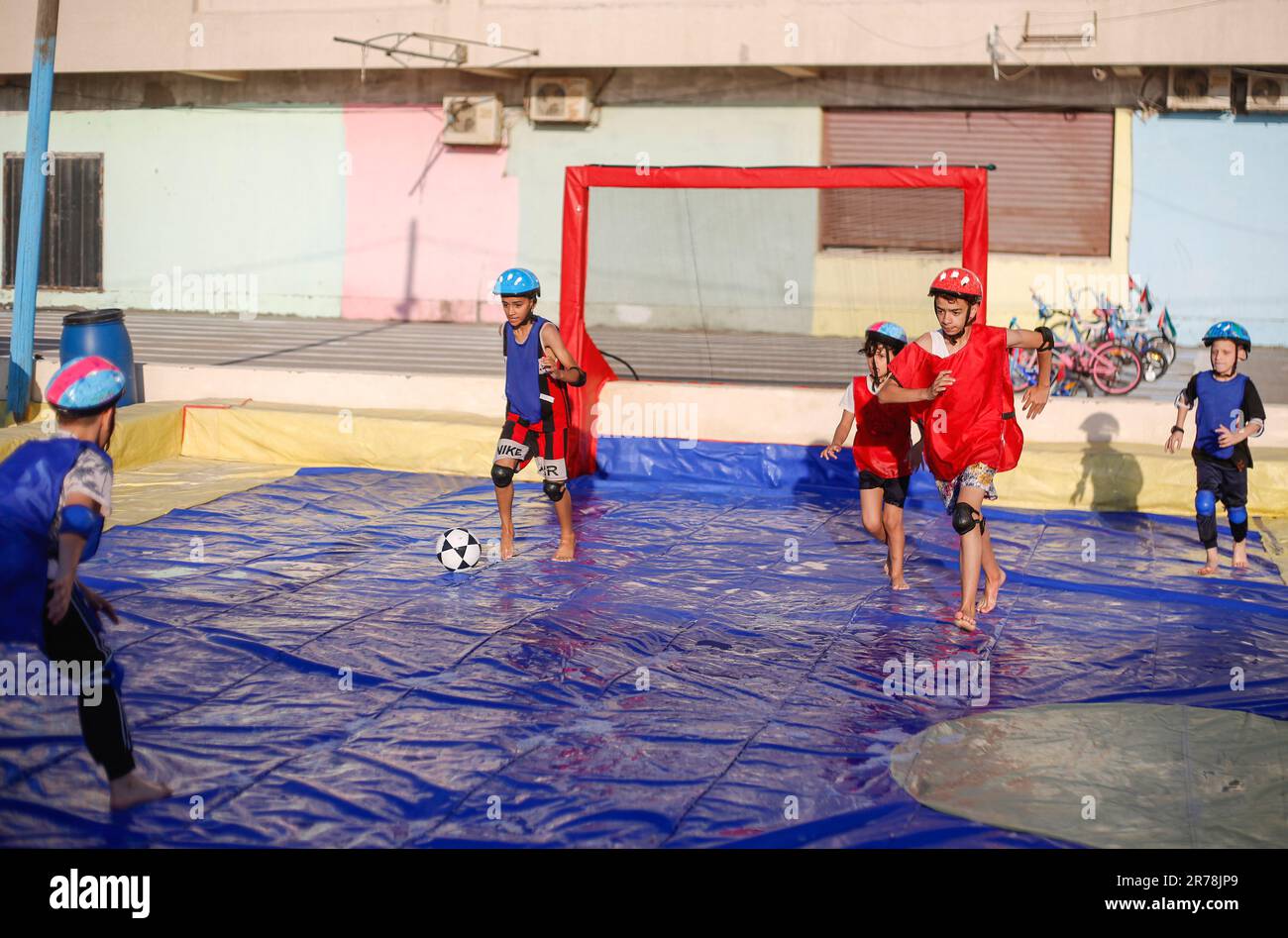 Gaza, Palestine. 12th juin 2023. Les enfants palestiniens jouent au football dans la première ville de jeux aquatiques. Les hommes d'affaires palestiniens ont fondé la première ville de jeux d'eau de la bande de Gaza. Les Palestiniens ont souffert d'un manque de lieux de divertissement en raison du blocus israélien et des conditions économiques et politiques complexes rencontrées par les habitants de la bande de Gaza. Crédit : SOPA Images Limited/Alamy Live News Banque D'Images