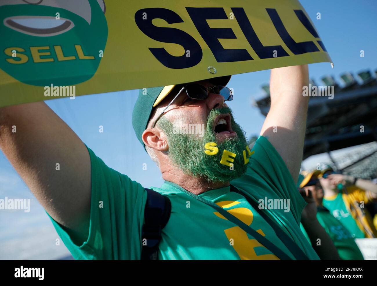 Oakland, États-Unis. 14th juin 2023. Doug Sutherland, fan d'athlétisme d'Oakland, participe à un événement de « boycott inversé » au Coliseum d'Oakland, Californie, mardi, 13 juin 2023. STU Clary, de Vacaville, un fan de longue date d'Oakland A, a eu l'idée dans l'espoir d'emballer le Coliseum avec des fans pour soutenir l'équipe en dépit de leur possible déménagement à Las Vegas. (Photo de Jane Tyska/Bay Area News Group/TNS/Sipa USA) crédit: SIPA USA/Alay Live News Banque D'Images