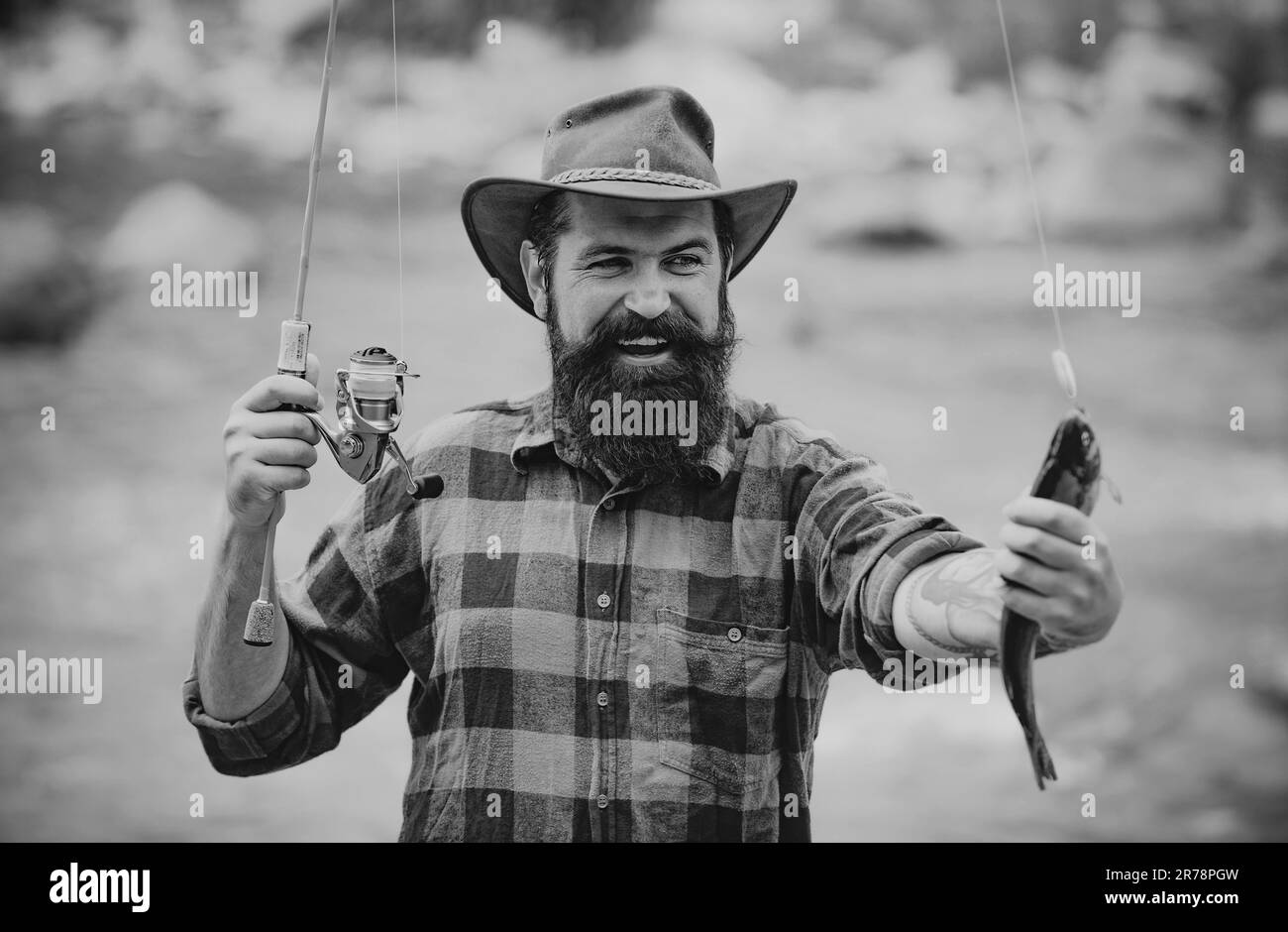 Attraper un gros poisson avec un poteau de pêche. Poisson sur le crochet. Pêche à la mouche. Tenue de truite brune. Pêche à la bobine. Concepts de réussite Banque D'Images
