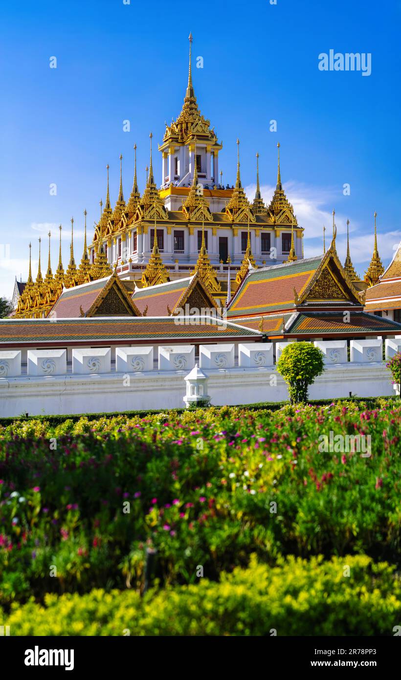 Wat Ratchanatdaram Worawihan, temple bouddhiste, qui abrite un Loha Prasat, connu sous le nom de château de métal pour ses 37 flèches de fer à Bangkok, en Thaïlande. Banque D'Images