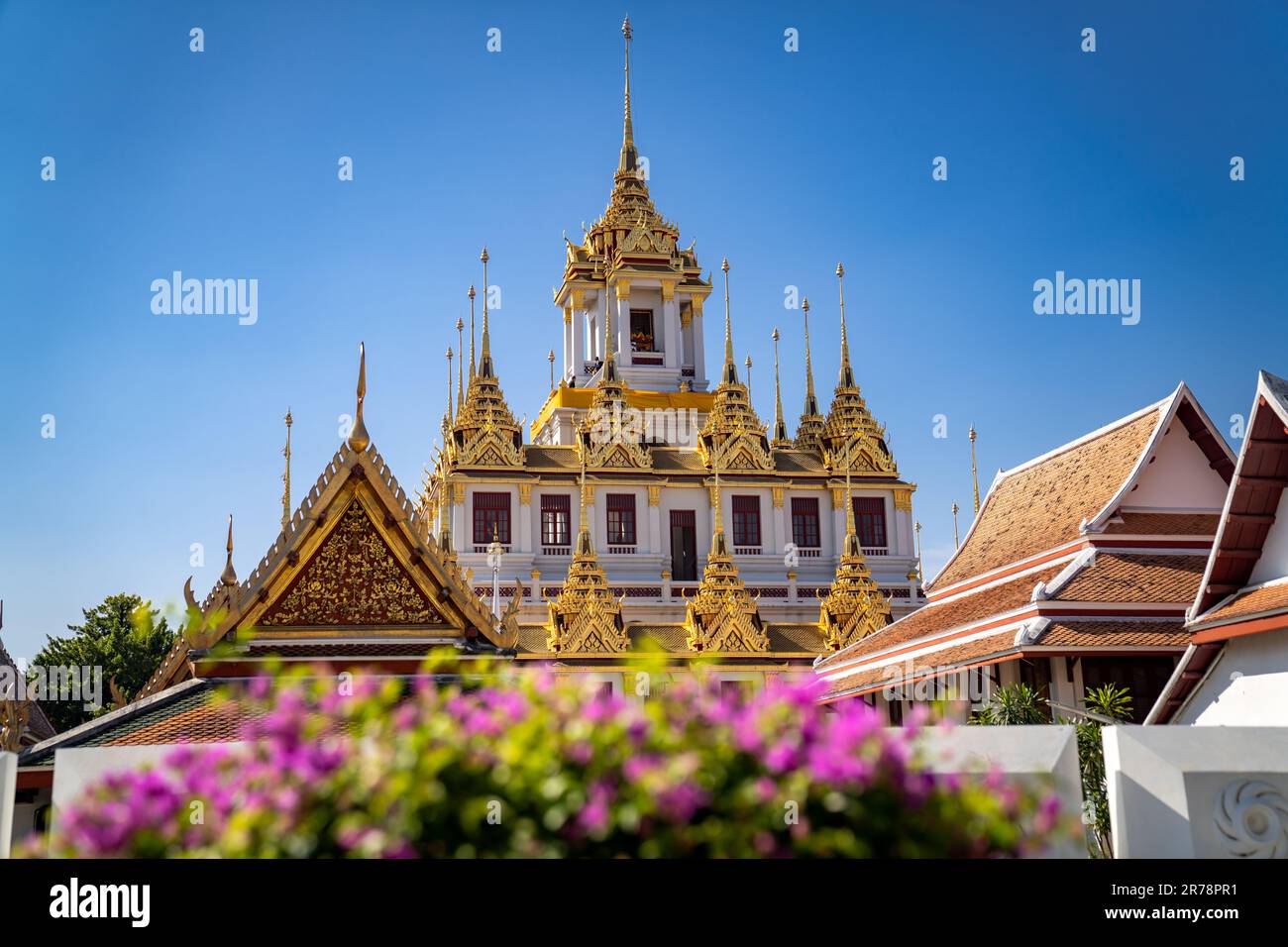 Wat Ratchanatdaram Worawihan, complexe de temples bouddhistes, qui abrite un Loha Prasat, connu sous le nom de château de métal pour ses 37 flèches de fer à Bangkok, en Thaïlande. Banque D'Images