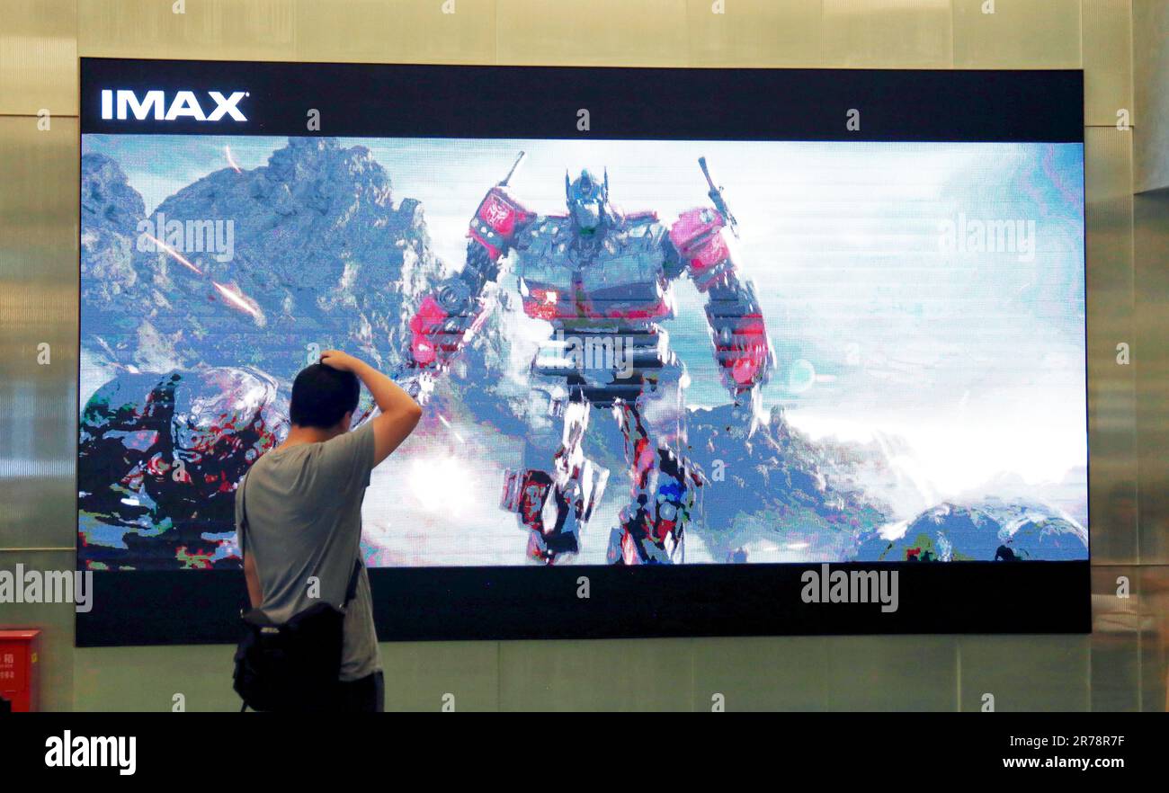 SHANGHAI, CHINE - 9 JUIN 2023 - Un citoyen passe une affiche du film  Transformers de science-fiction : l'ascension des Mighty Warriors dans un  cinéma de Shanghai, en Chine, au 9 juin