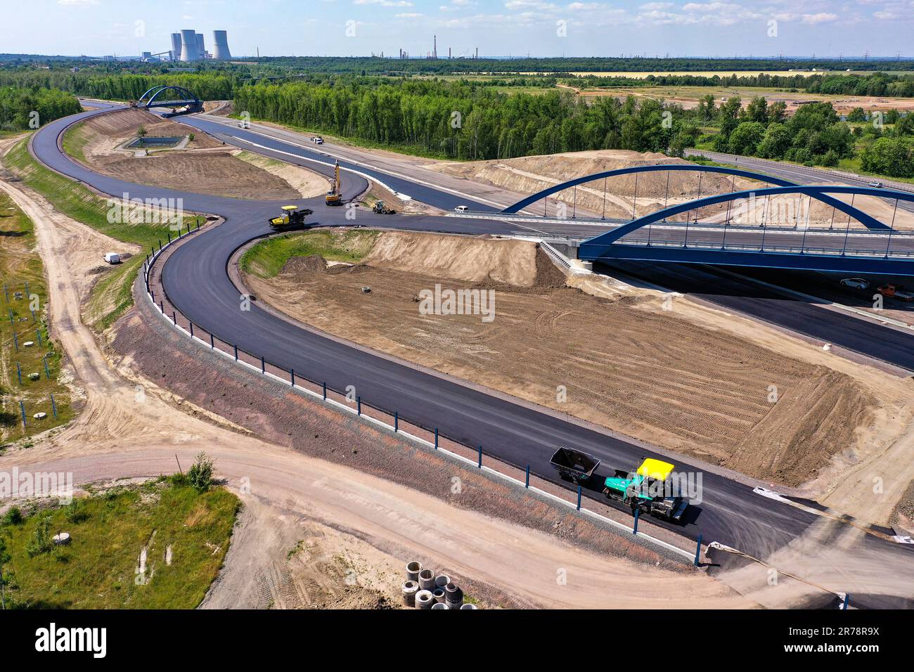 12 juin 2023, Saxe, Böhlen: La première couche d'asphalte a déjà été appliquée à la future chaussée du A72 à la jonction de Zwenkau près de Großdeuben. L'écart entre le A72 et le A38 devrait être comblé d'ici la mi-juillet. D'ici 2026, la plus grande partie de la nouvelle construction devrait être achevée et le trafic de la région de Vogtland à Leipzig pourra se déplacer sur deux voies. La construction de la fermeture de l'écart est complexe parce que la route traverse les terrains de déversement d'une ancienne mine à ciel ouvert. (Photo aérienne avec drone) photo: Jan Woitas/dpa Banque D'Images