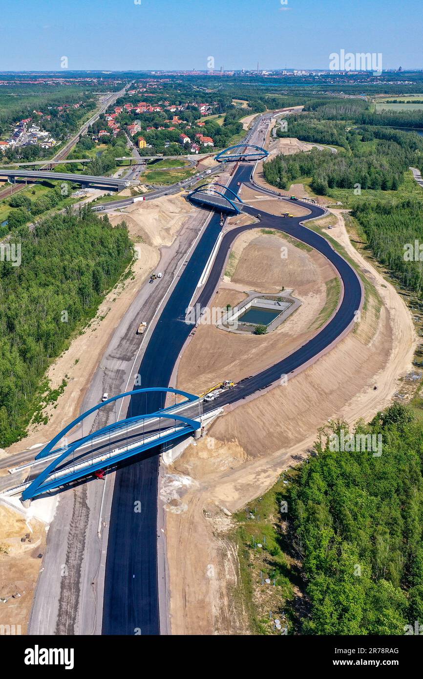 12 juin 2023, Saxe, Böhlen: La première couche d'asphalte a déjà été appliquée à la future chaussée du A72 à la jonction de Zwenkau près de Großdeuben. L'écart entre le A72 et le A38 devrait être comblé d'ici la mi-juillet. D'ici 2026, la plus grande partie de la nouvelle construction devrait être achevée et le trafic de la région de Vogtland à Leipzig pourra se déplacer sur deux voies. La construction de la fermeture de l'écart est complexe parce que la route traverse les terrains de déversement d'une ancienne mine à ciel ouvert. (Photo aérienne avec drone) photo: Jan Woitas/dpa Banque D'Images