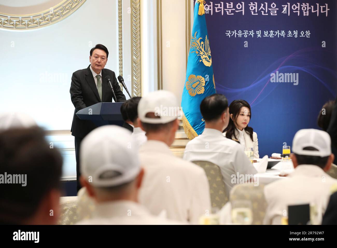 14th juin 2023. Yoon rencontre des gens de mérite national le président Yoon Suk Yeol parle lors d'un déjeuner de travail pour des personnes de mérite national et leurs familles à l'ancien bureau présidentiel, Cheong Wa DAE, à Séoul sur 14 juin 2023. La réunion a eu lieu avant le 73rd anniversaire du déclenchement de la guerre de Corée qui tombe sur 25 juin. (Photo de piscine) crédit : Yonhap/Newcom/Alay Live News Banque D'Images