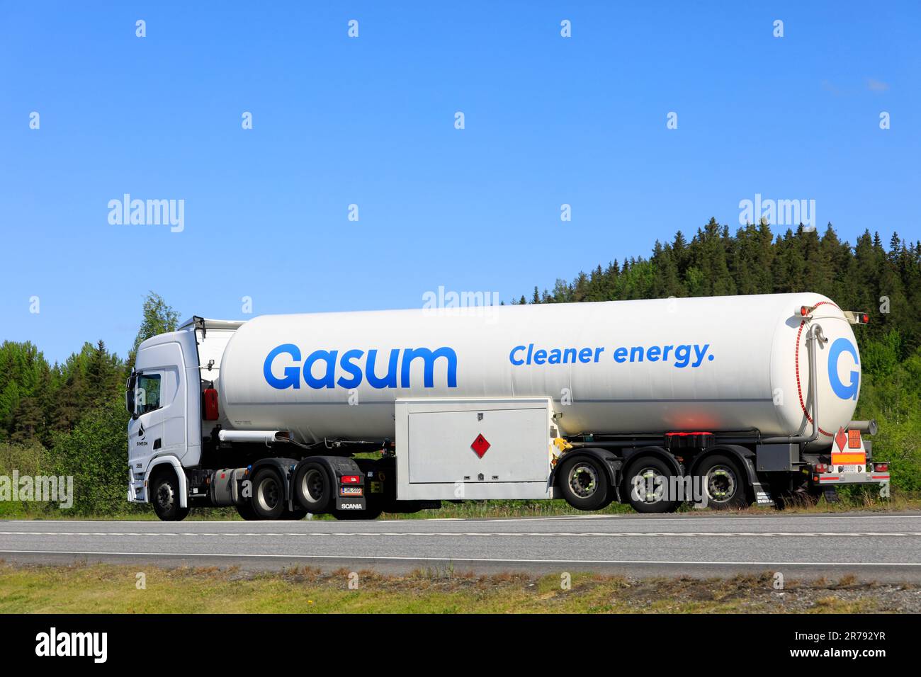 Camion semi-citerne White Scania Gasum transporte du GNL, gaz naturel liquéfié, ADR 223-1972, sur route en été. Copier l'espace. Forssa, Finlande. 9 juin 2023. Banque D'Images