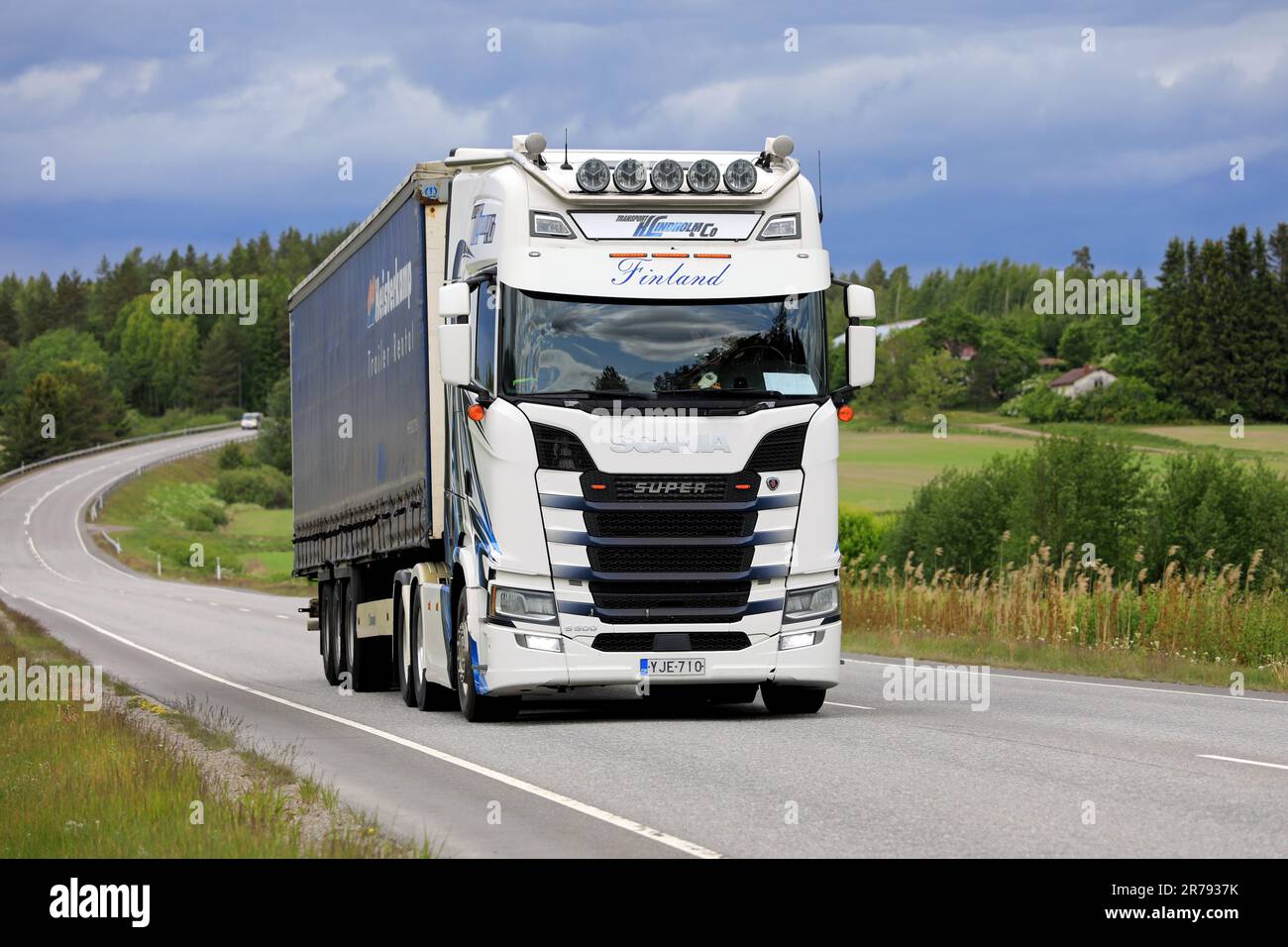 Le camion Scania S500 personnalisé de transport K. Lindholm & Co tire une semi-remorque le long de l'autoroute en été en Finlande. Salo, Finlande. 8 juin 2023. Banque D'Images