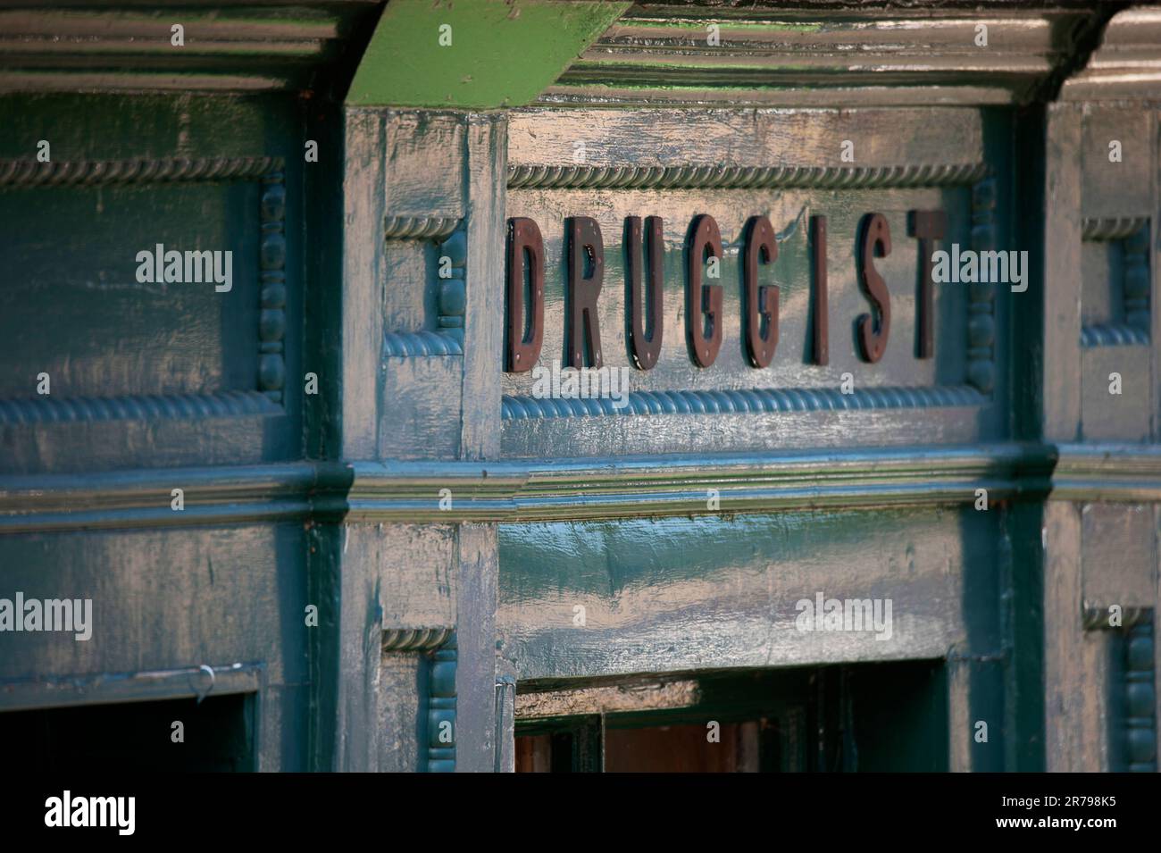 Panneau Old Druggist au-dessus de la porte à Allendale, Northumberland Banque D'Images