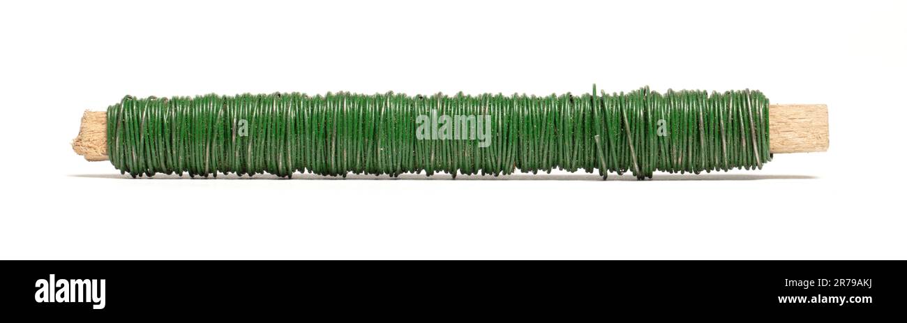 Ancien fil d'acier recouvert de plastique vert, isolé sur blanc Banque D'Images