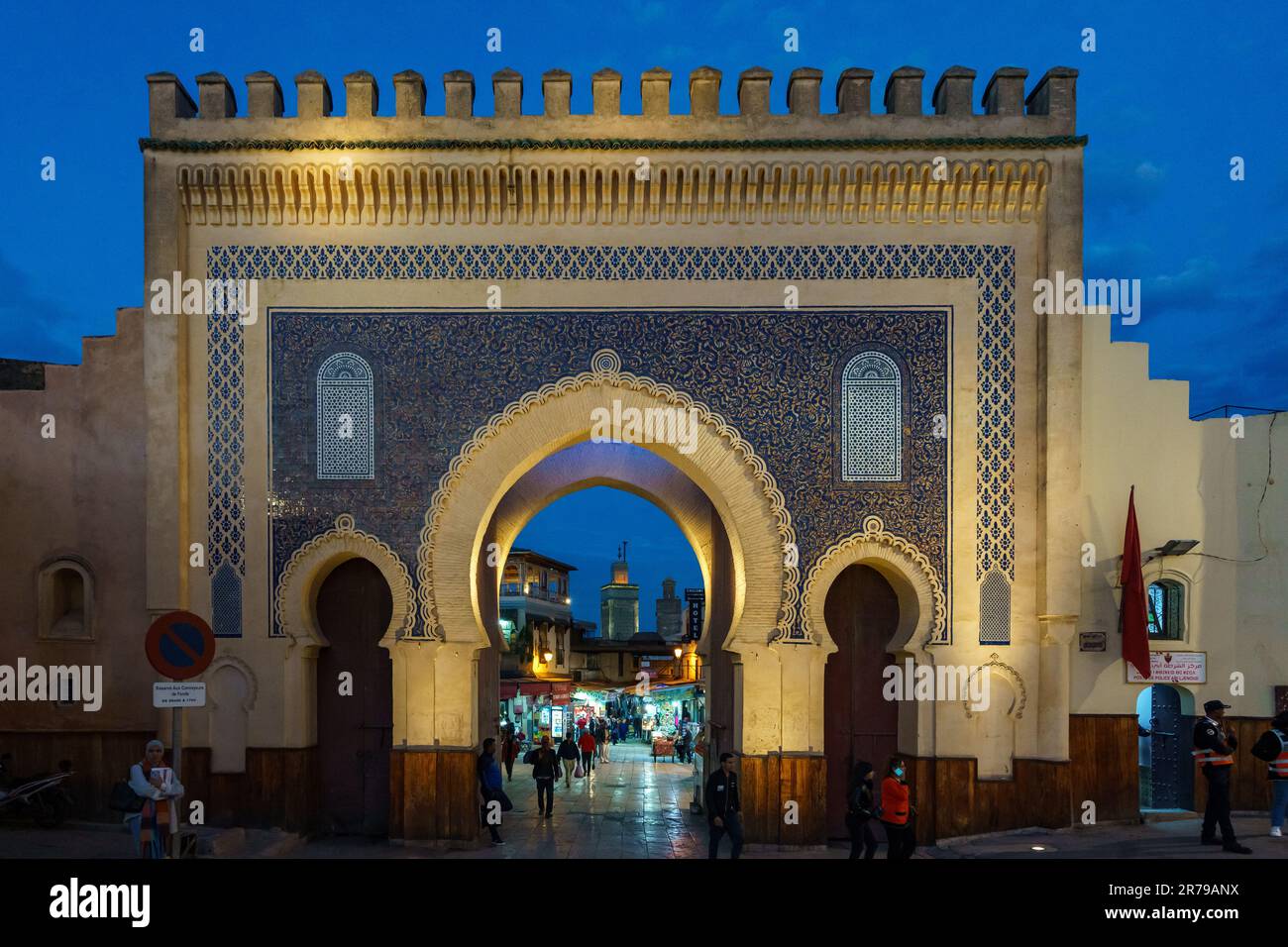 Maroc. Fez. La porte de Bab Boujloud de nuit, construite au 12th siècle. En arrière-plan, le minaret de la mosquée Kairaouine Banque D'Images