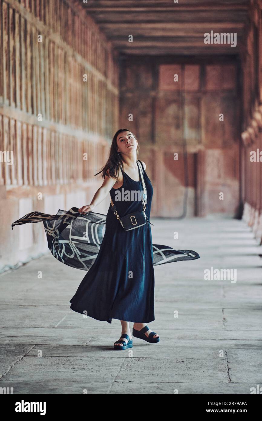 Femme d'Asie de l'est en robe noire dansant avec foulard translucide parmi  les colonnes de l'ancien temple indien, randonnée touristique dans le Taj  Mahal d'ha attrayant Photo Stock - Alamy