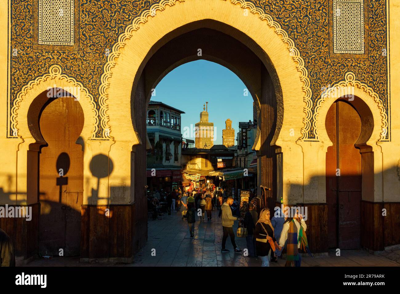 Maroc. Fez. La porte de Bab Boujloud construite au 12th siècle. En arrière-plan, le minaret de la mosquée Kairaouine Banque D'Images