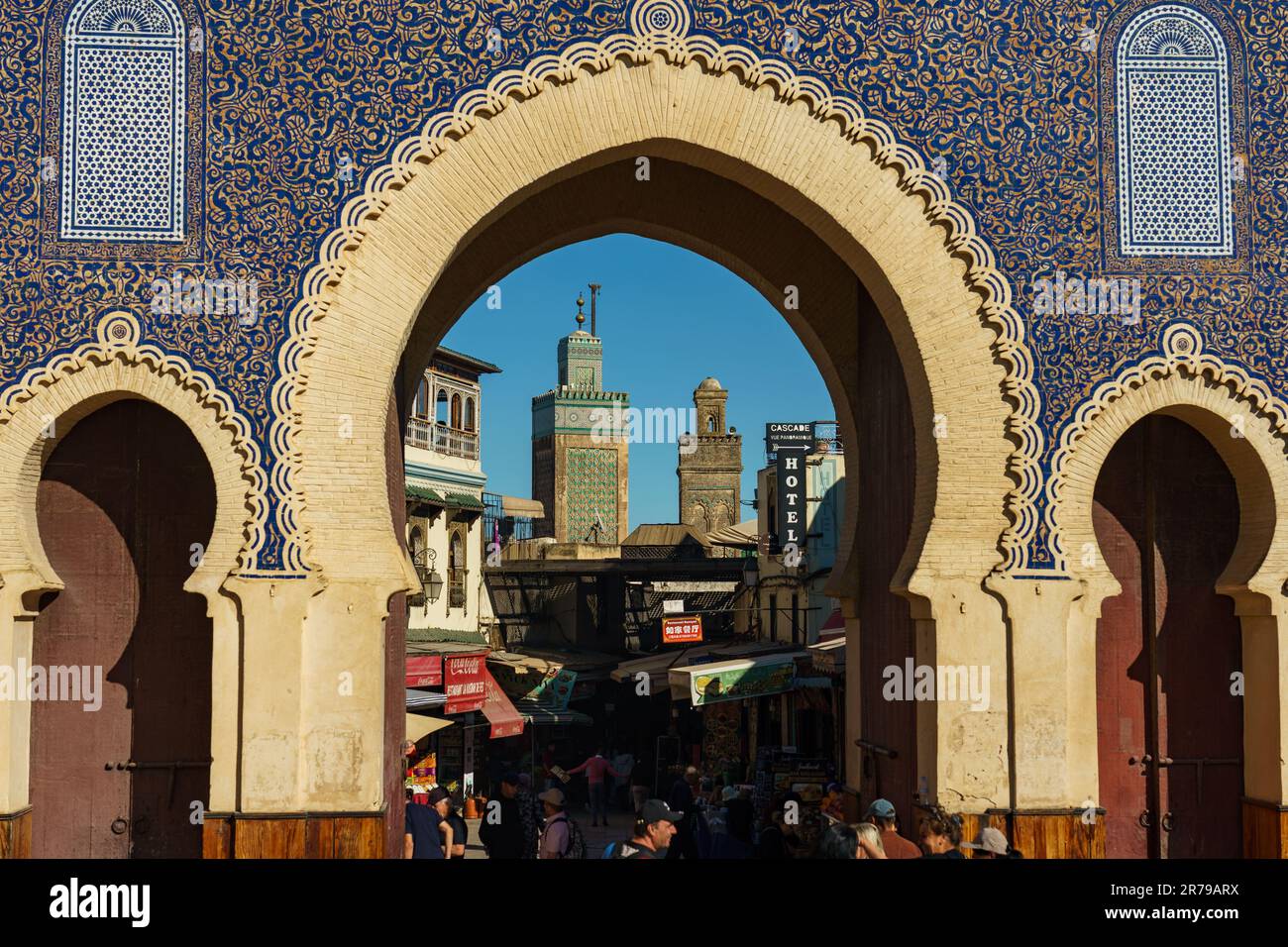 Maroc. Fez. La porte de Bab Boujloud construite au 12th siècle. En arrière-plan, le minaret de la mosquée Kairaouine Banque D'Images