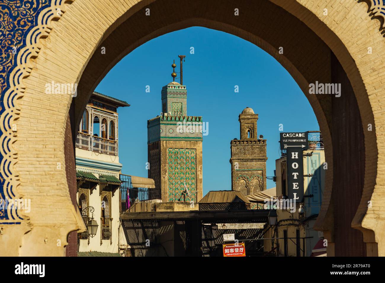 Maroc. Fez. La porte de Bab Boujloud construite au 12th siècle. En arrière-plan, le minaret de la mosquée Kairaouine Banque D'Images