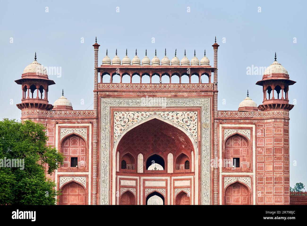 Porte d'entrée du Taj Mahal vue rapprochée avec pavillons en forme de dôme Chhatri architecture indienne fond bleu ciel, vue aérienne du Taj Mahal main gat Banque D'Images