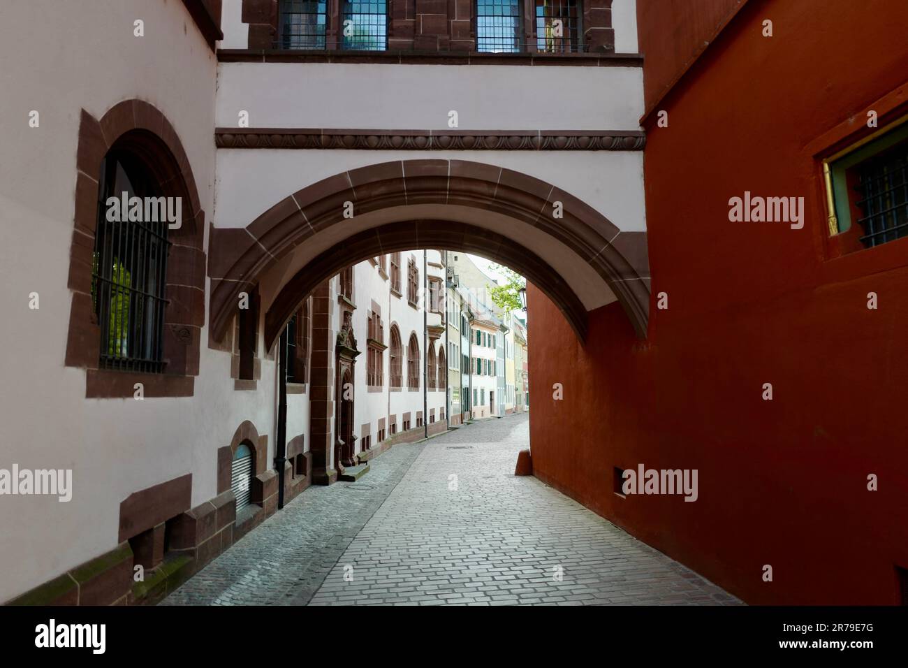 Rue étroite dans la ville historique de Fribourg im Breisgau en Allemagne Banque D'Images