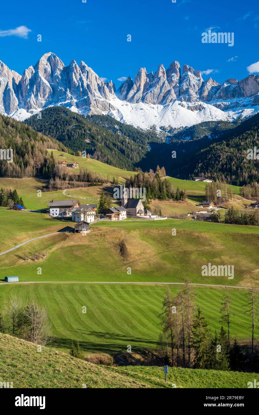 St. Magdalena-Santa Maddalena avec le groupe de montagne Odle (Geislergruppe) derrière, Dolomites, Villnoss-Funes, Trentin-Haut-Adige/Sudtirol, Italie Banque D'Images