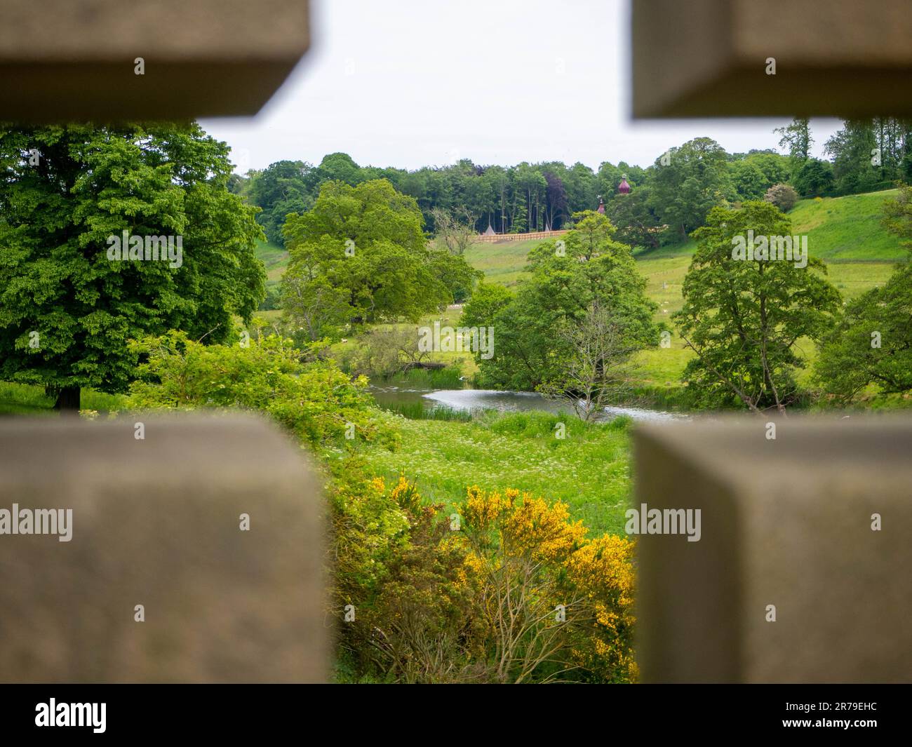 Pont traversant la rivière ALN à Alnwick, Northumberland, Royaume-Uni, capturant le paysage du parc Hulne, les pâturages conçus par Capability Brown Banque D'Images