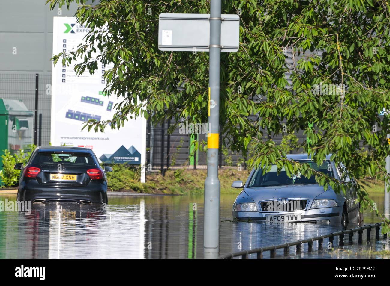 Lichfield Road, Birmingham 14th juin 2023 - Une grande route de Birmingham a été submergée après la rupture d'une grande conduite d'eau qui a inondé plusieurs véhicules. L'incident s'est produit sur Lichfield Road, près de la jonction Spaghetti de Birmingham. Des eaux d'inondation se sont également déferlé sur le chemin Aston Hall, inondant 6 véhicules et 5 véhicules ont été bloqués sur le chemin Lichfield. Le Service des incendies des West Midlands a fermé plusieurs routes, provoquant le chaos des heures de pointe en début de matinée. Le service d'incendie de West Midlands a déclaré dans une déclaration: 'Les inondations importantes sont ce matin (mer 14 juin) affectant la région de Lichfield Road d'Aston à Birmingham, suivre Banque D'Images